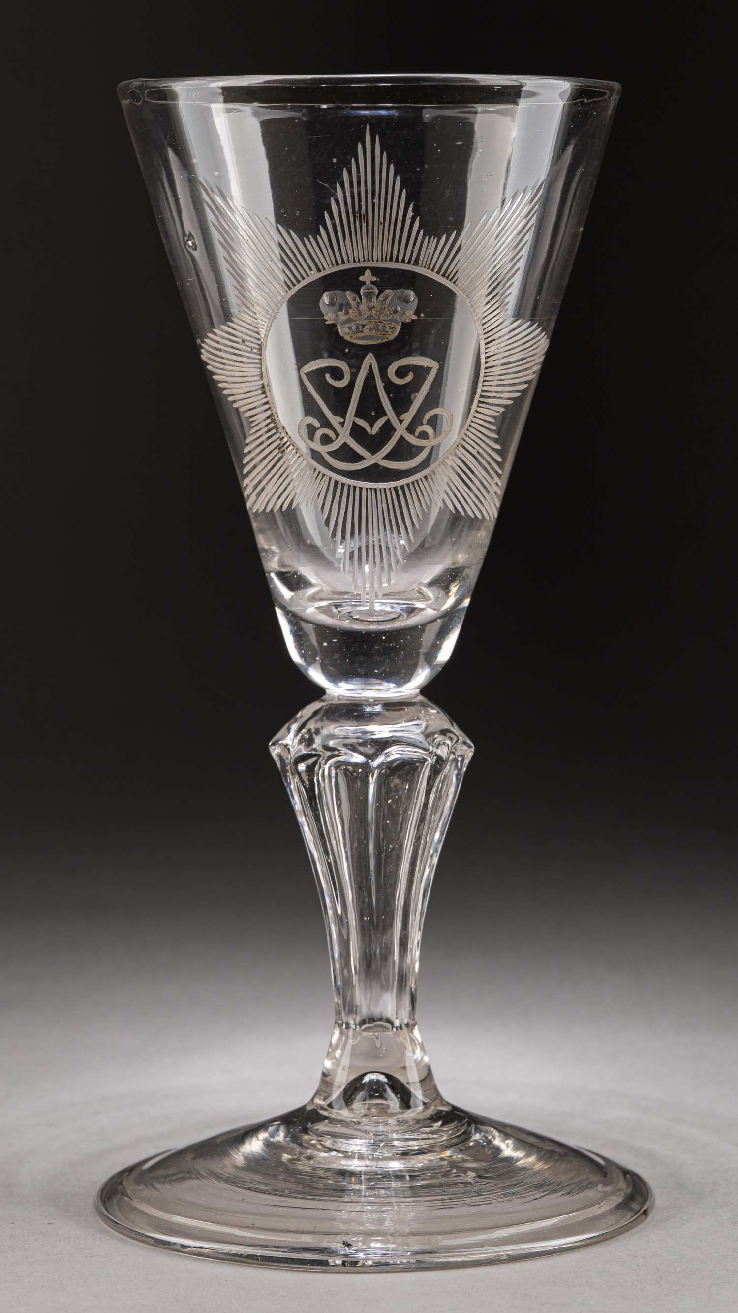 Кубок с вензелем императрицы Анны Иоанновны. Россия, Санкт-Петербург, Ямбургский стеклянный завод. 1730-е годы.