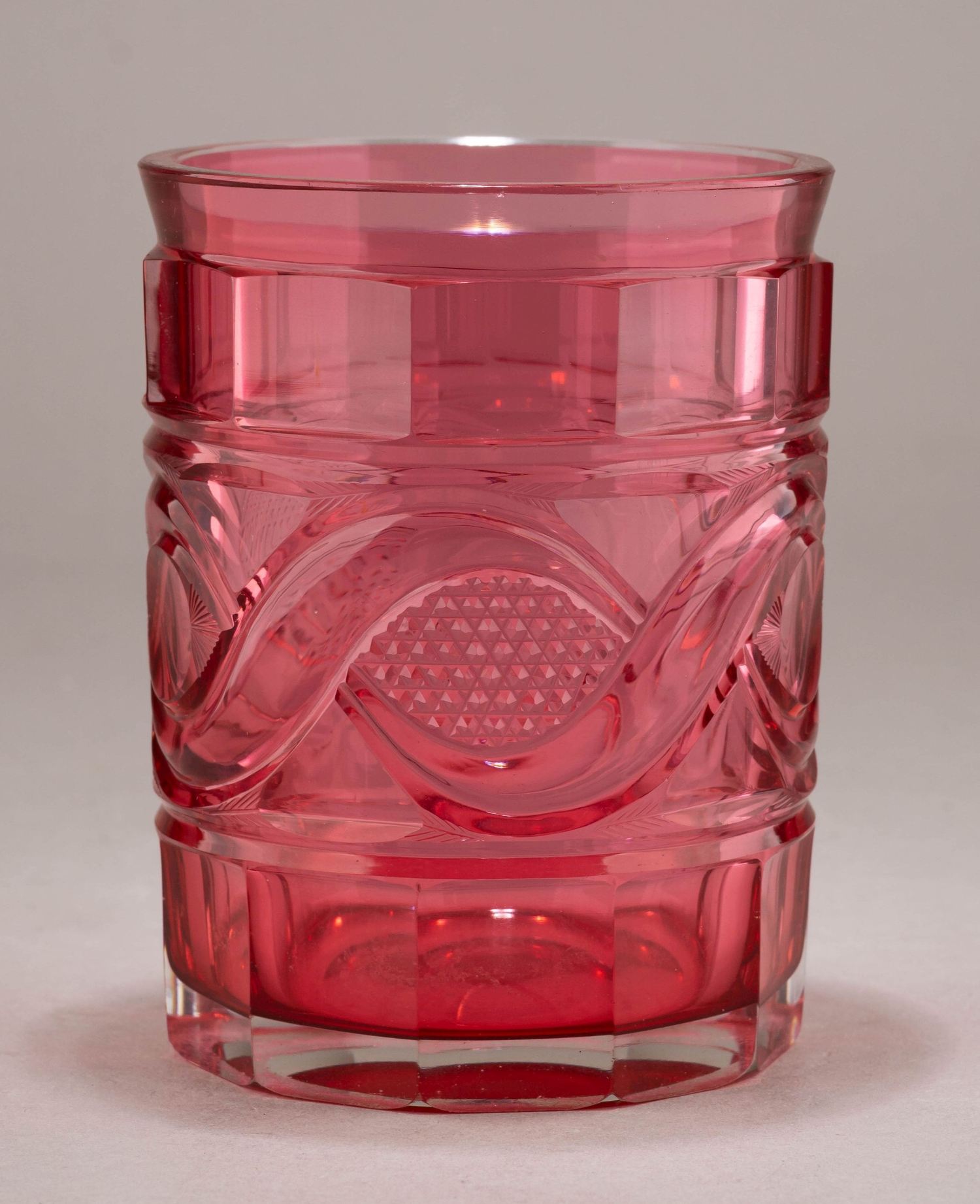 (ИСЗ. С экспертизой). Стакан «золотой рубин» с художественной гранью. Санкт-Петербург, Императорский стеклянный завод, 1830-е гг.