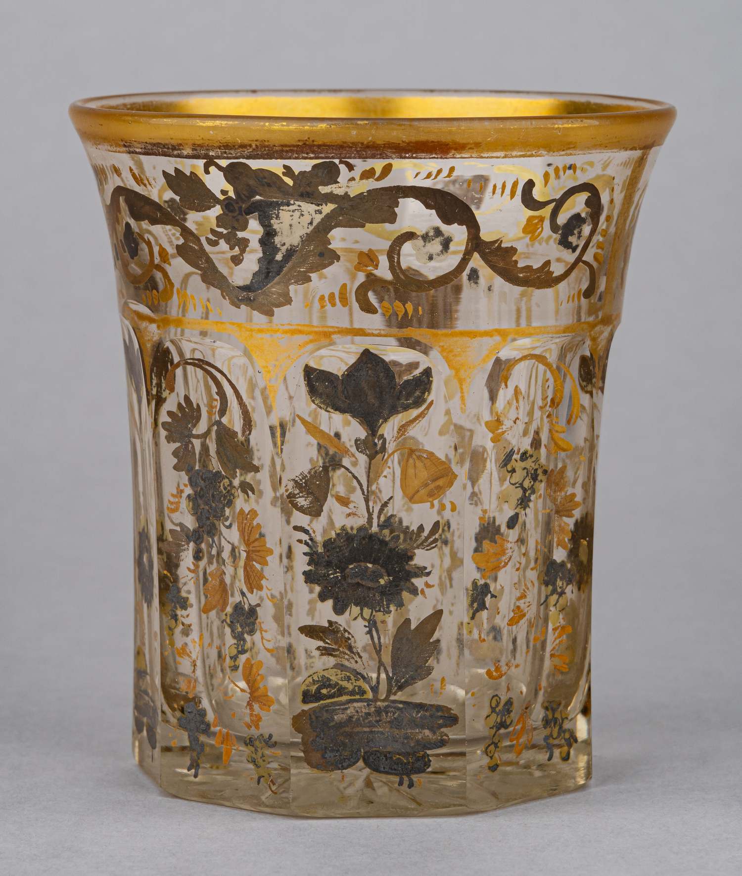 (ИСЗ) Стакан с флоральной росписью золотом и серебром.
Россия, Императорский стеклянный завод, 1830–1840 годы.