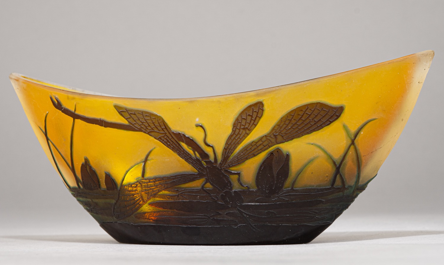 (Галле) Ваза-ладья со стрекозой.
Франция, Лотарингия, Нанси, мануфактура Эмиля Галле, начало XX века.