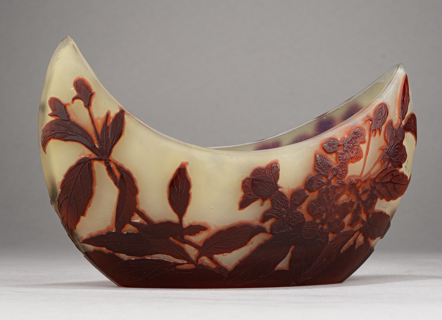 (Галле) Ваза «каноэ» с изображением гортензии.
Франция, Лотарингия, Нанси, мануфактура Эмиля Галле, начало XX века.