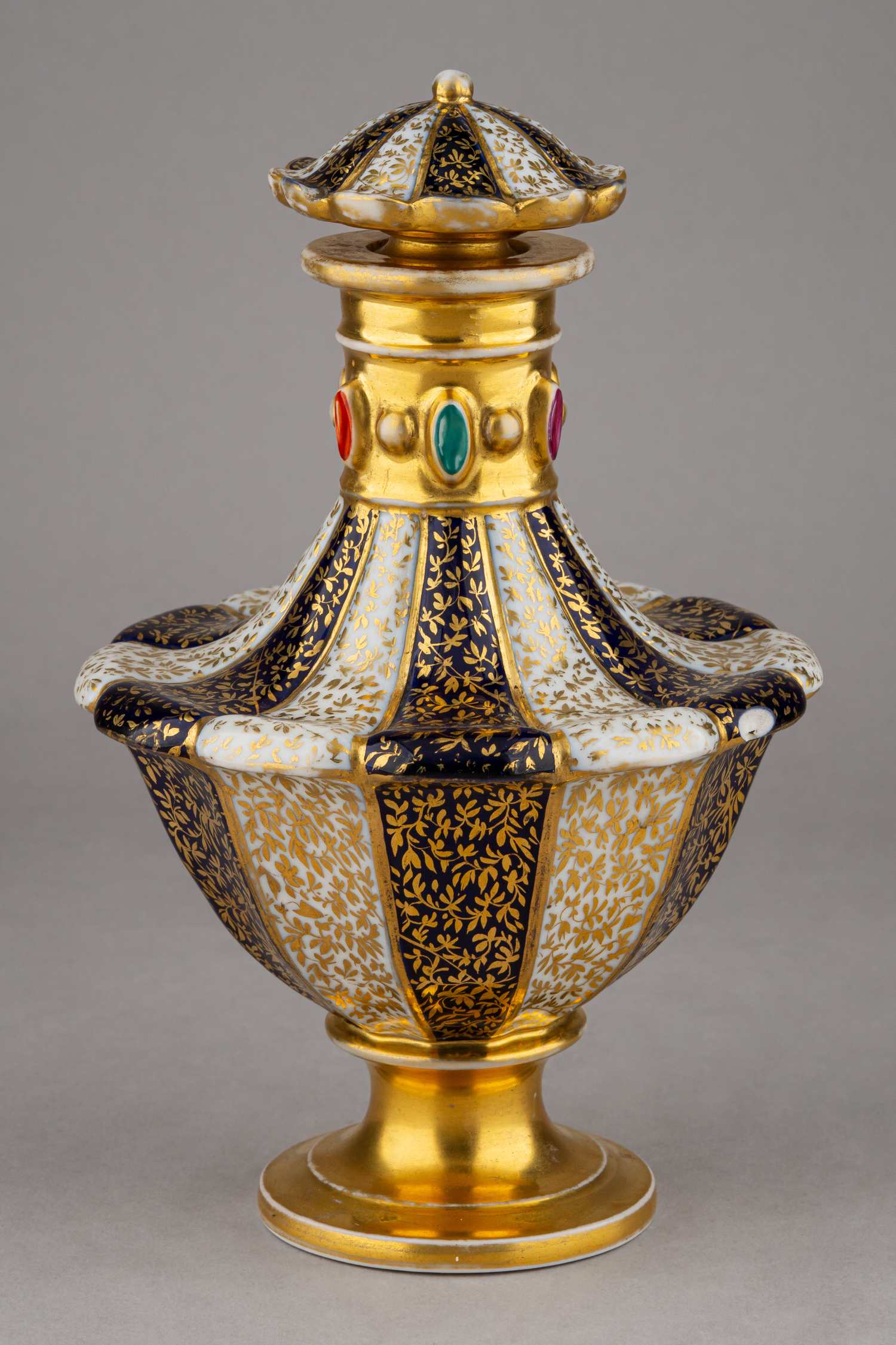 (Гарднер) Флакон массивный с имитацией драгоценных камней. 
Россия, фабрика Ф.Я. Гарднера, 1830-1860 гг.