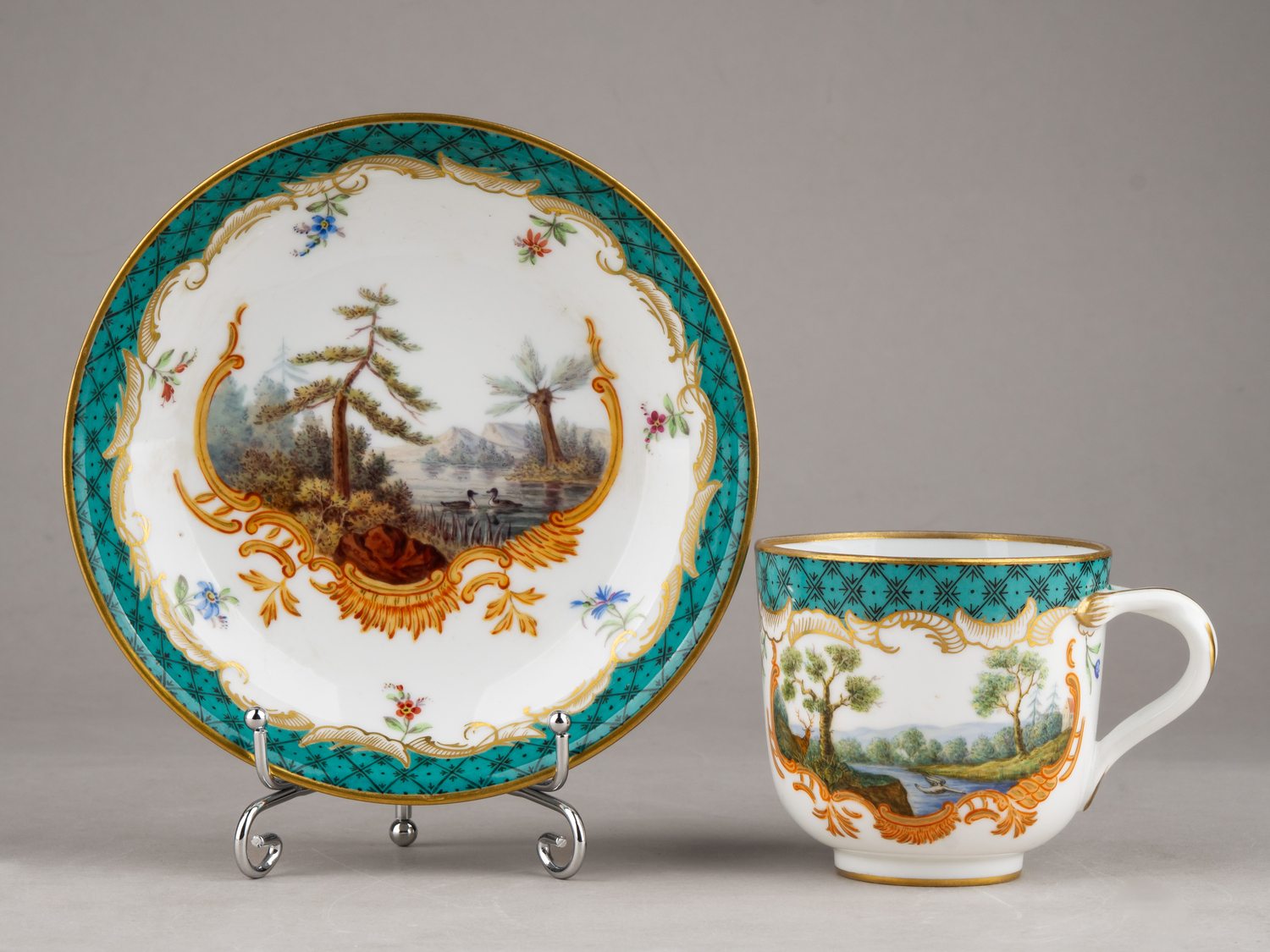 (Подарок Екатерины II графу Григорию Орлову) Чашка с блюдцем из «Охотничьего сервиза». 
Россия, Императорский фарфоровый завод, 1884–1885 годы.
