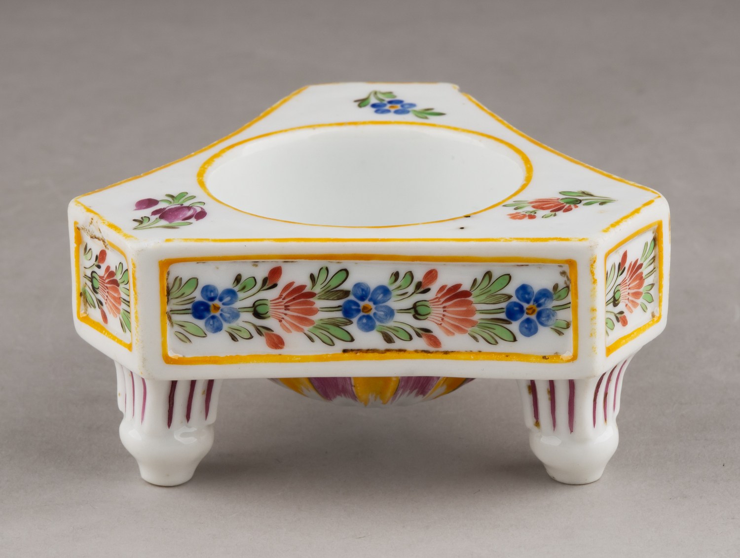 (Гарднер. XVIII век) Солонка с изображениями цветочных букетов.
Россия, завод Ф.Я. Гарднера, конец XVIII века.