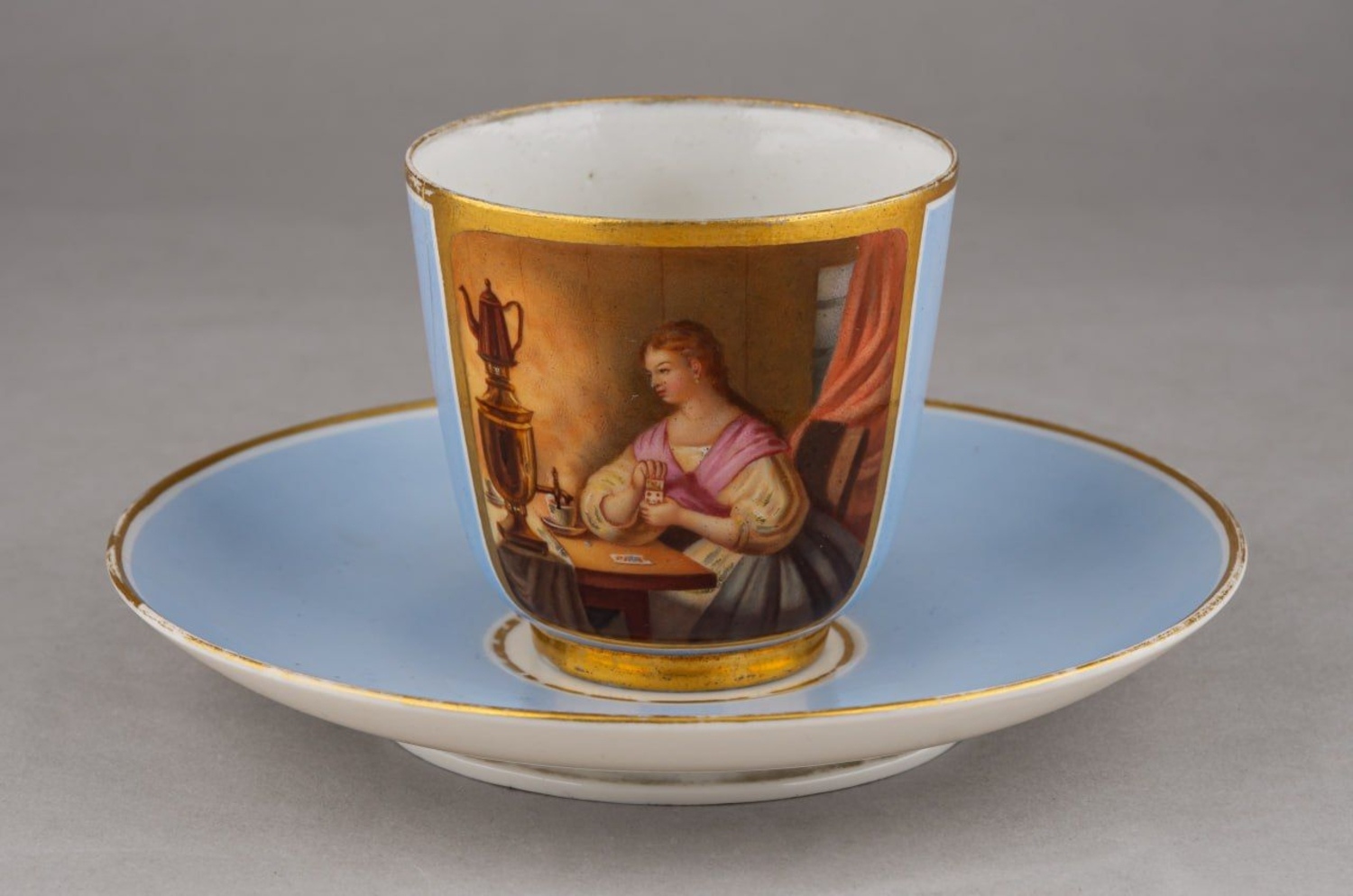 Чашка с блюдцем «Девушка, гадающая на картах за самоваром». Россия, Императорский фарфоровый завод, 1873.