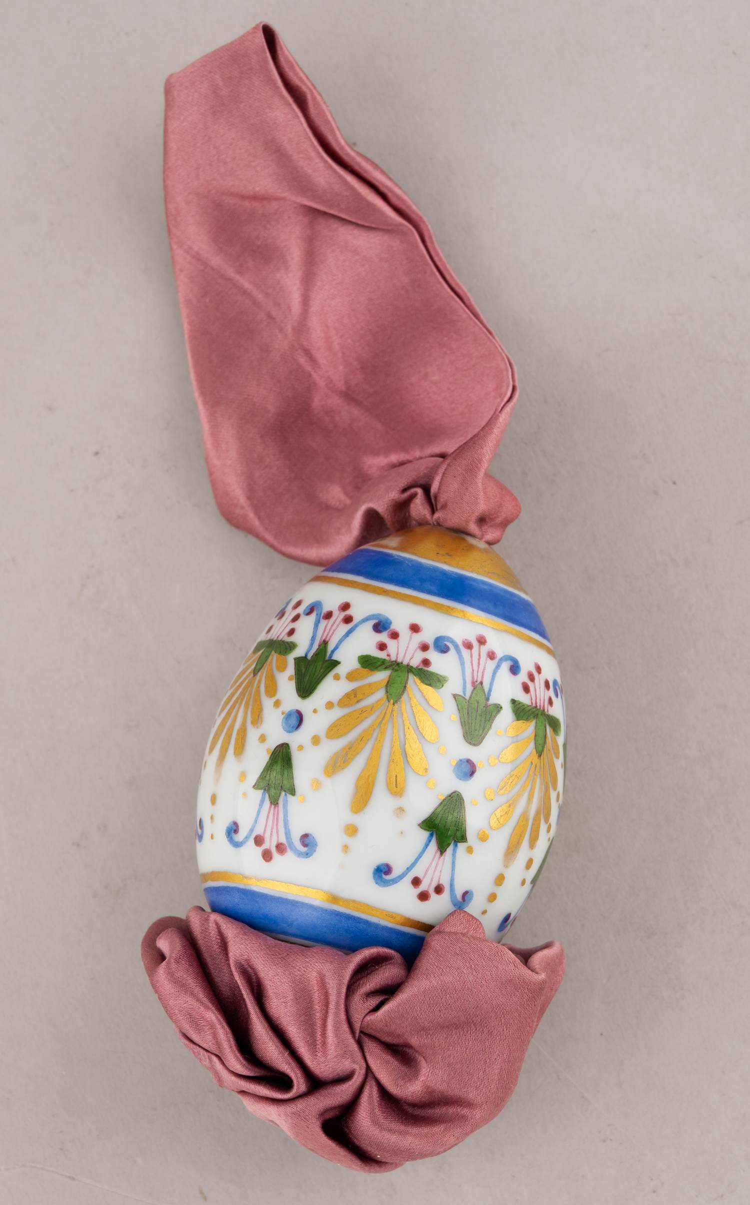 Яйцо пасхальное с орнаментом в виде пальметт. Россия, Императорский фарфоровый завод, первая треть XIX века.