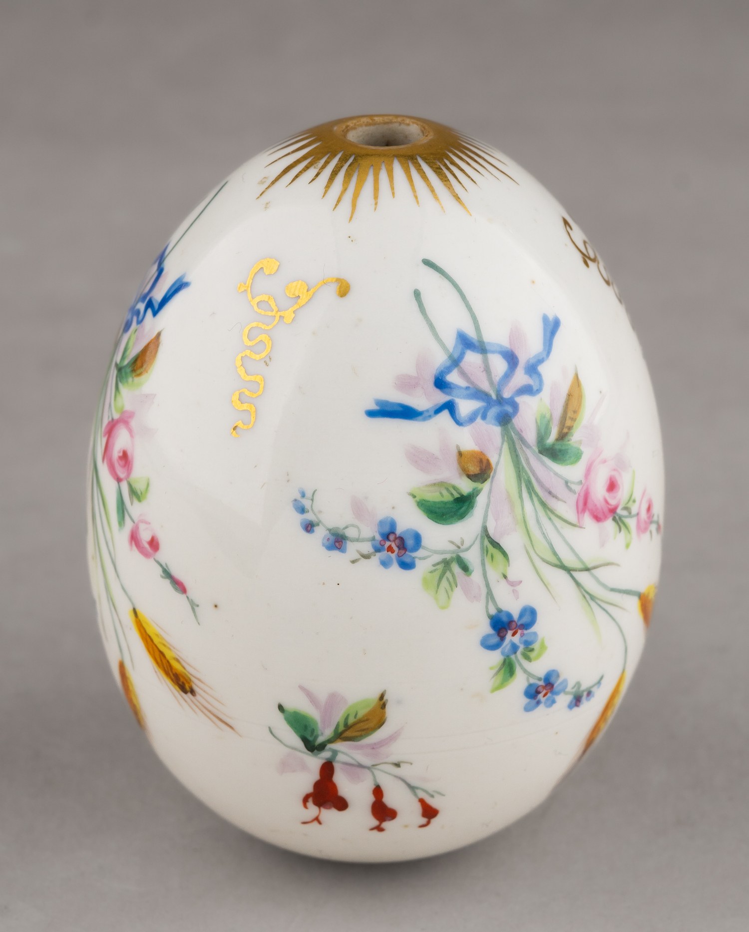 Яйцо пасхальное с изображением  букетов с колосьями. Россия, Императорский фарфоровый завод, вторая половина XIX века.