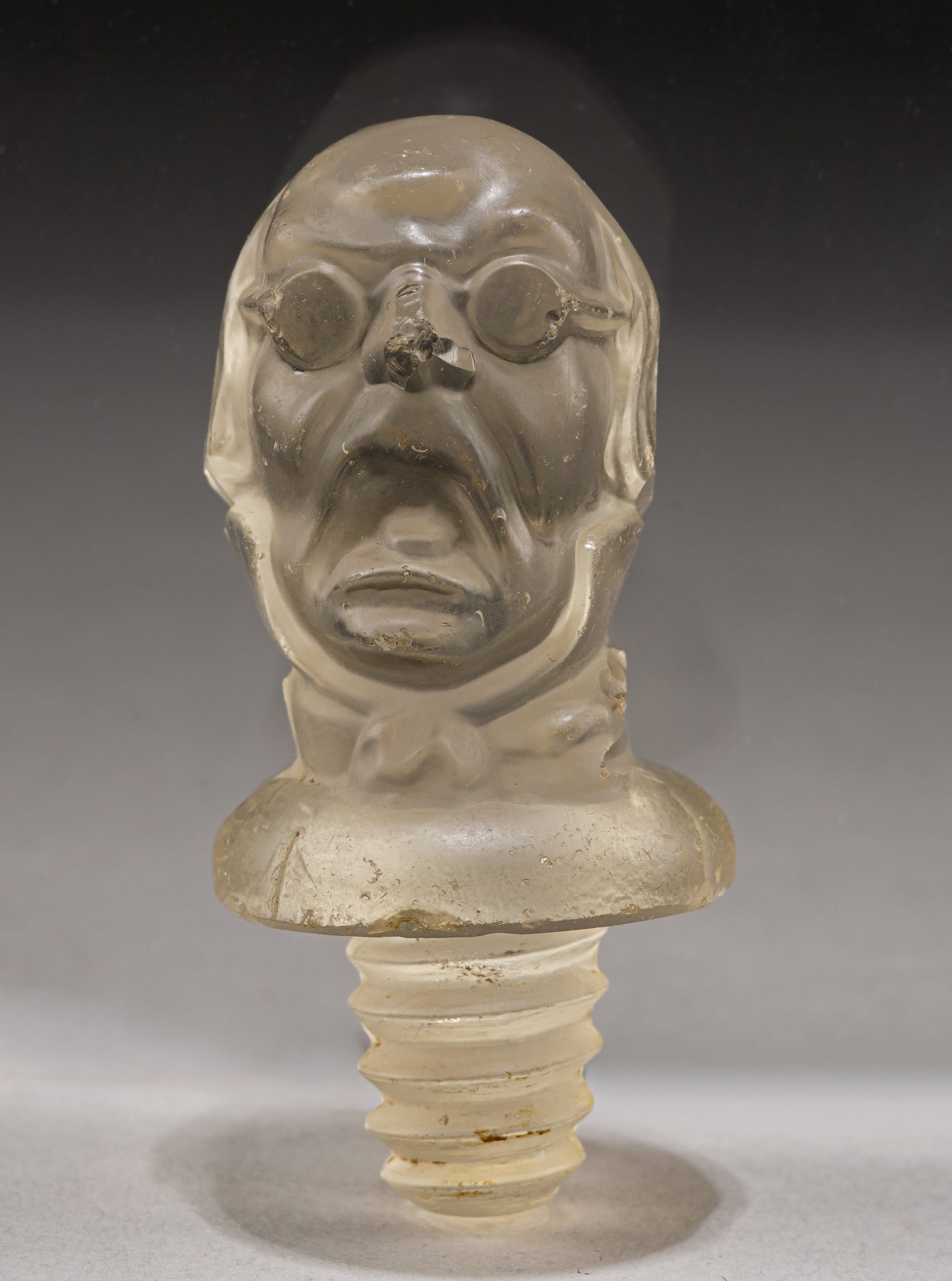 Пробка стеклянная из серии «Гоголевские персонажи». Россия, Мальцовские заводы, конец XIX - начало ХХ века.