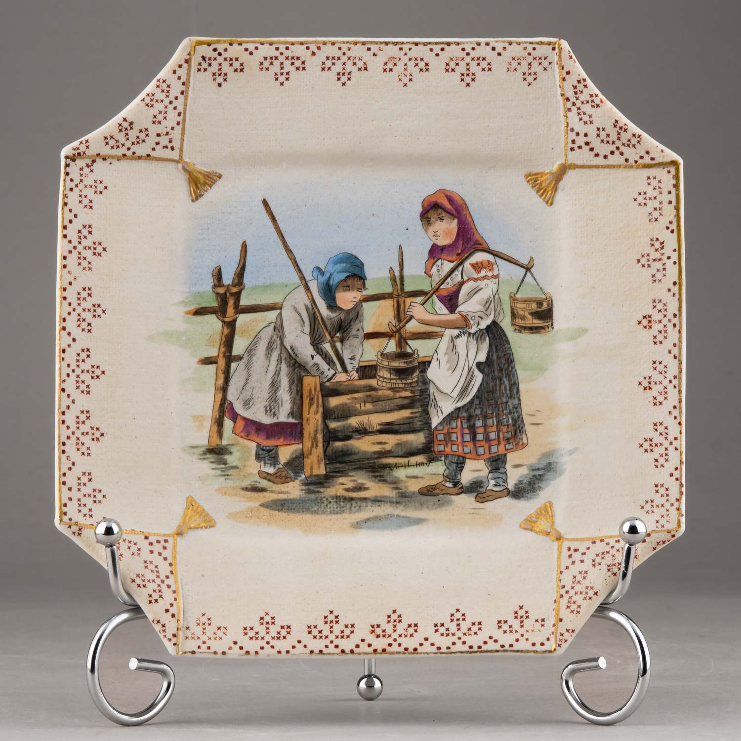 Тарелка «Салфетка» изображением двух крестьянок с ведрами воды у колодца.
Россия, Санкт-Петербург, завод братьев Корниловых, вторая половина XIX века.