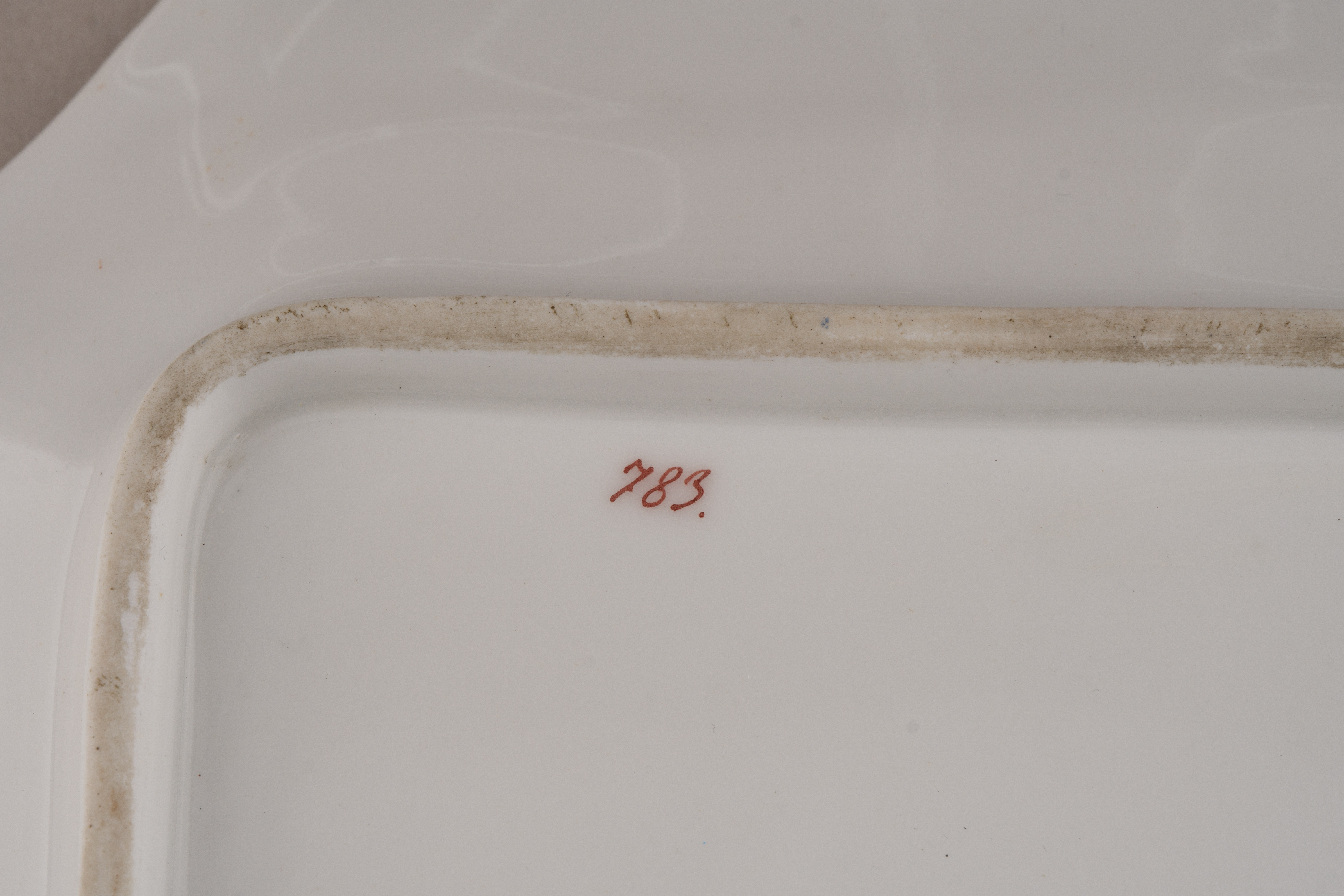 Тарелка «Салфетка» изображением двух крестьянок с ведрами воды у колодца.
Россия, Санкт-Петербург, завод братьев Корниловых, вторая половина XIX века.