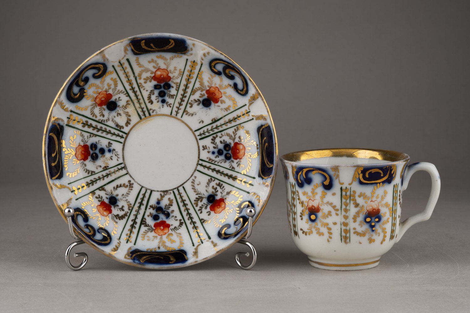 (Новых) Чашка с блюдцем с флоральной росписью.
Россия, завод братьев Новых, 1830-е–1840-е годы.