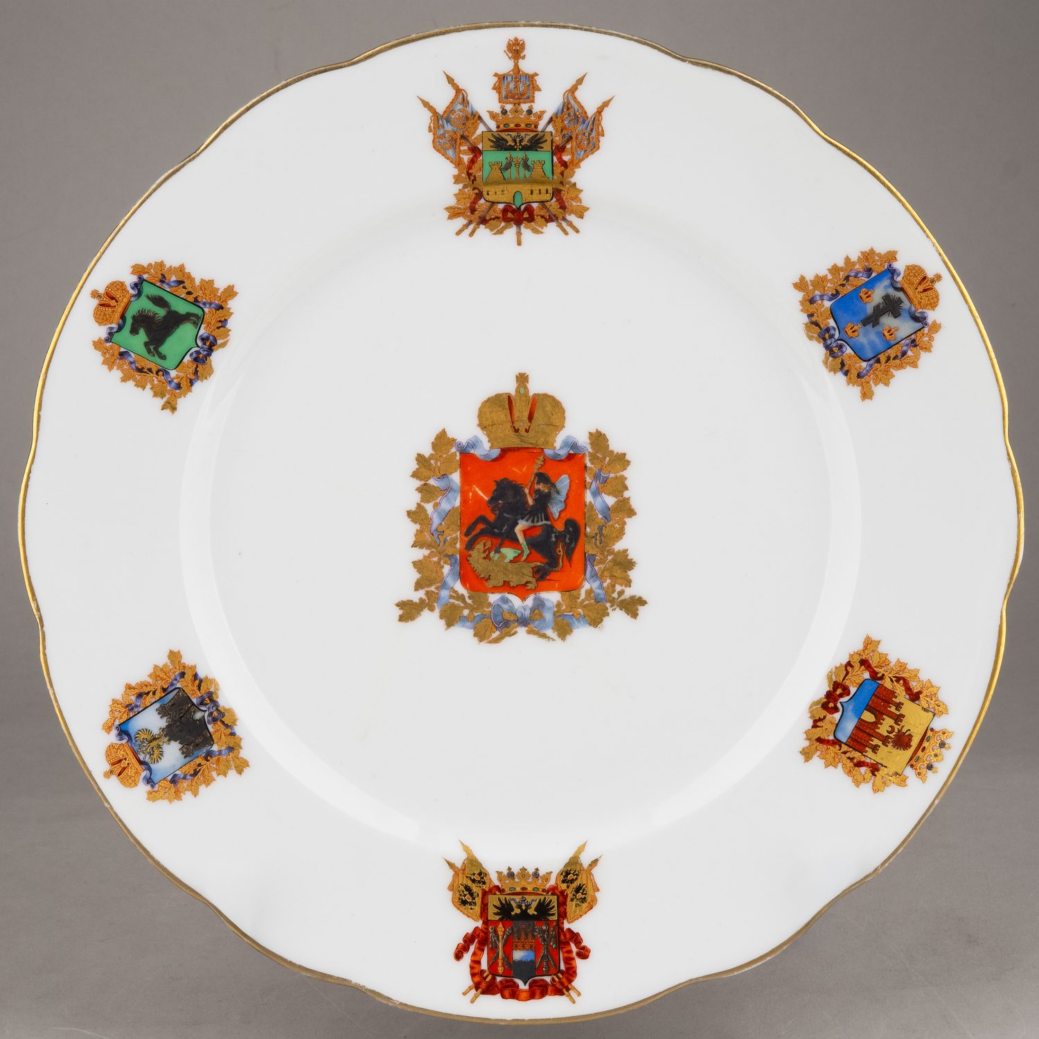 Тарелка к коронации Николая II с гербами российских областей и губерний. 
Россия, Вербилки, Завод М.С. Кузнецова, 1890-гг.