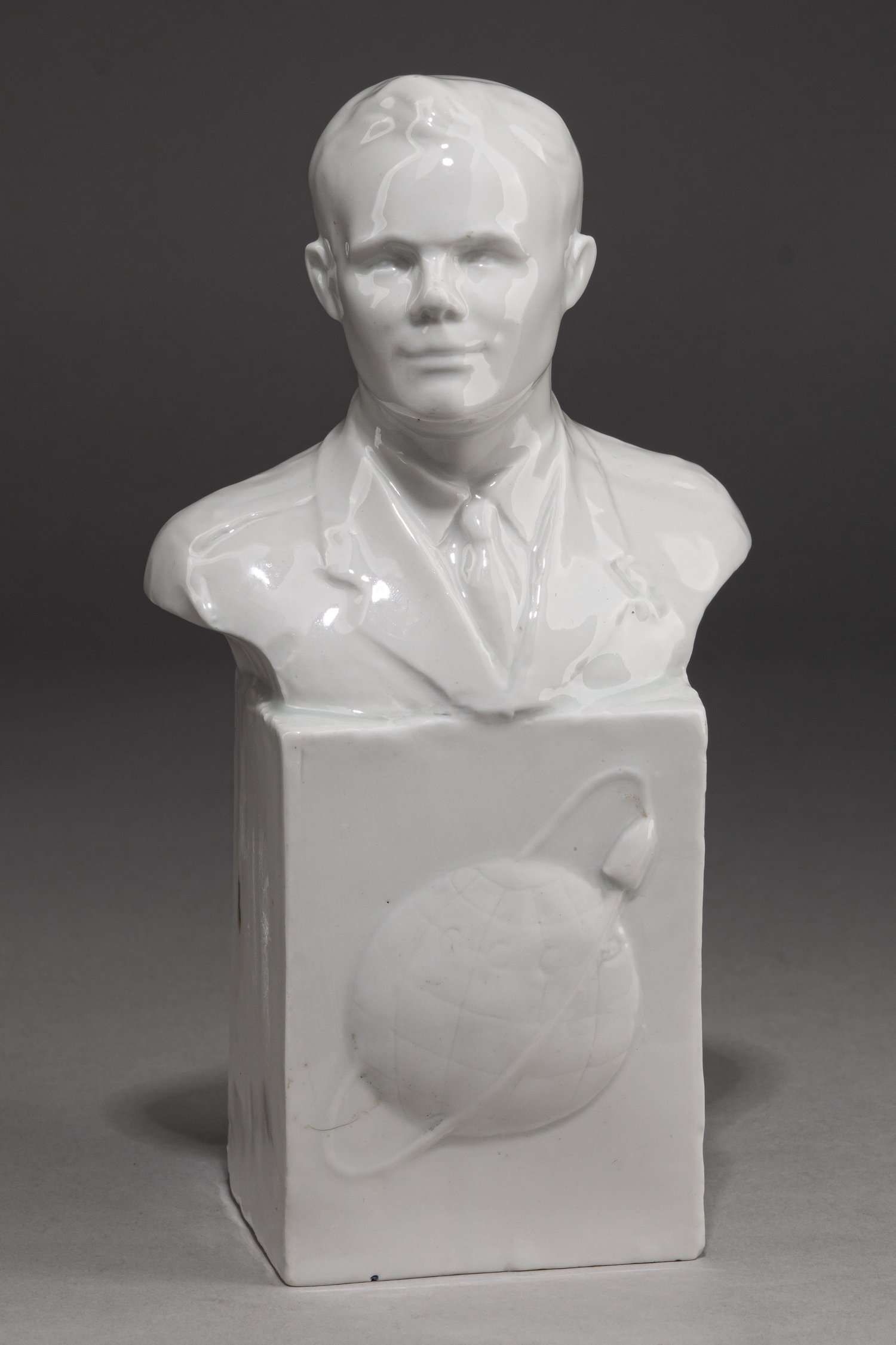 Бюст Гагарина. СССР, Дулево, автор Н.П. Пустыгин, 1961-1963 годы.