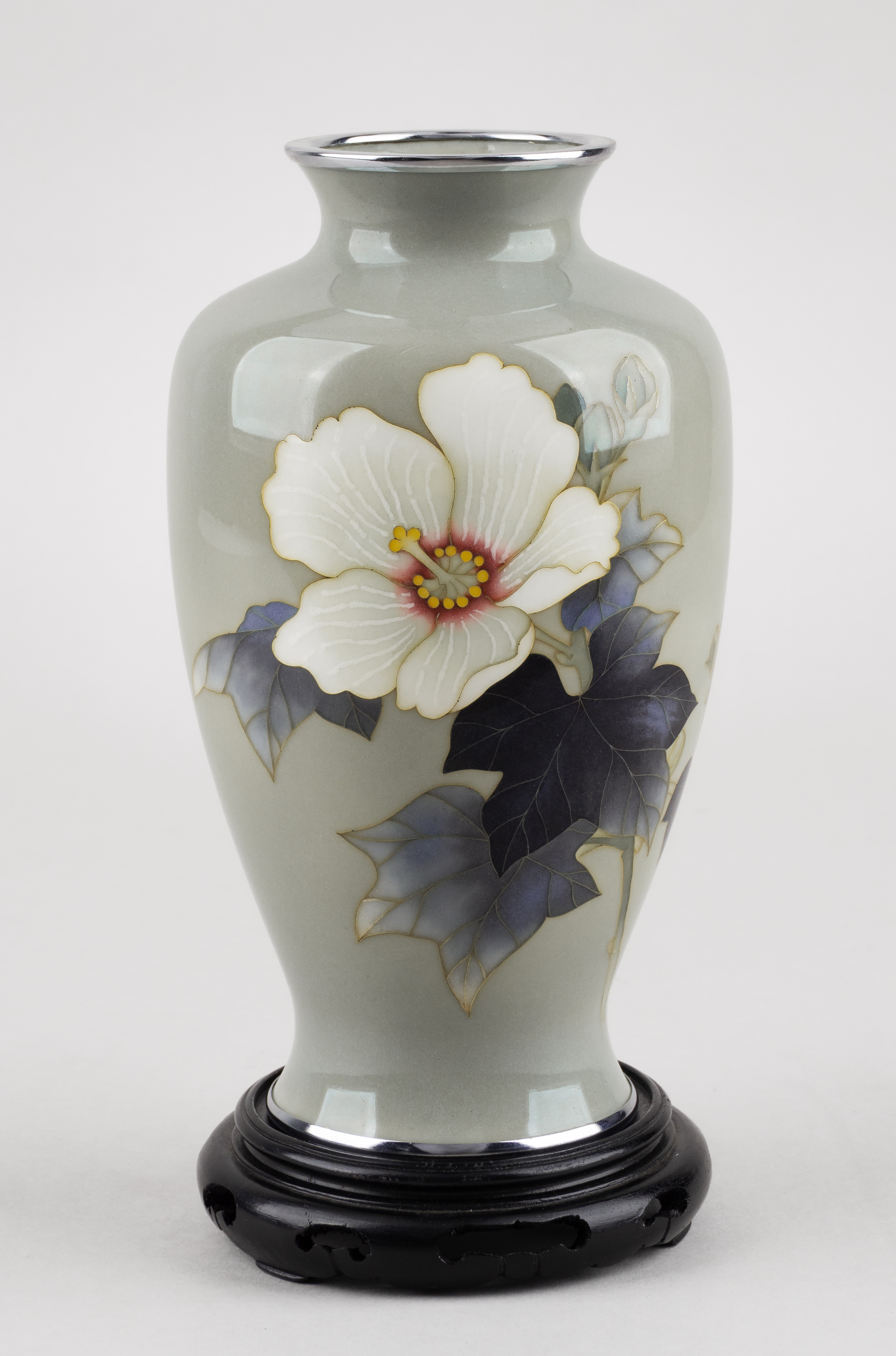 Ваза с изображением цветка гибискуса. 
Япония, мастерская Андо Сиппо, эпоха Мэйдзи,  годы.