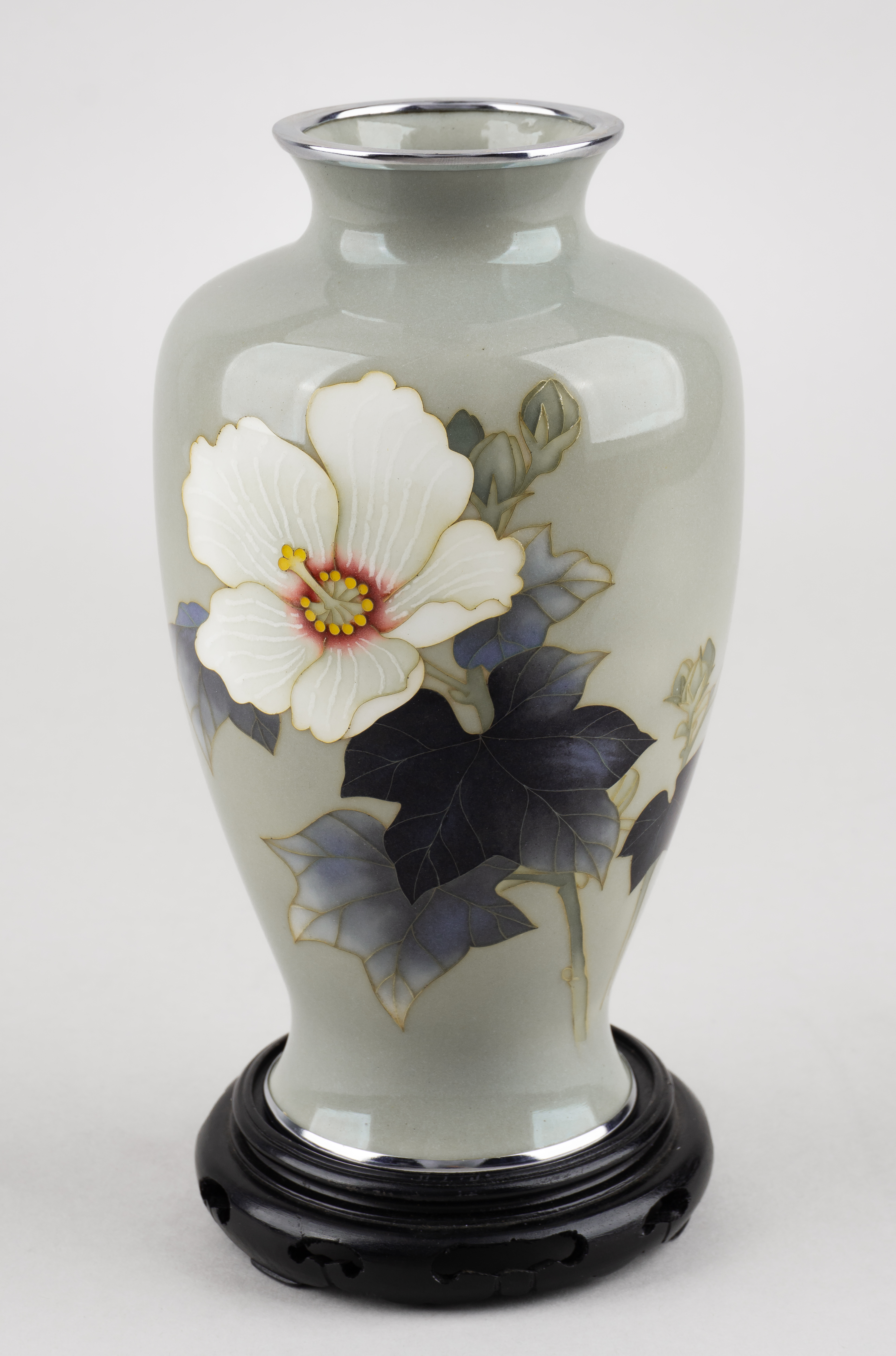 Ваза с изображением цветка гибискуса. 
Япония, мастерская Андо Сиппо, эпоха Мэйдзи,  годы.