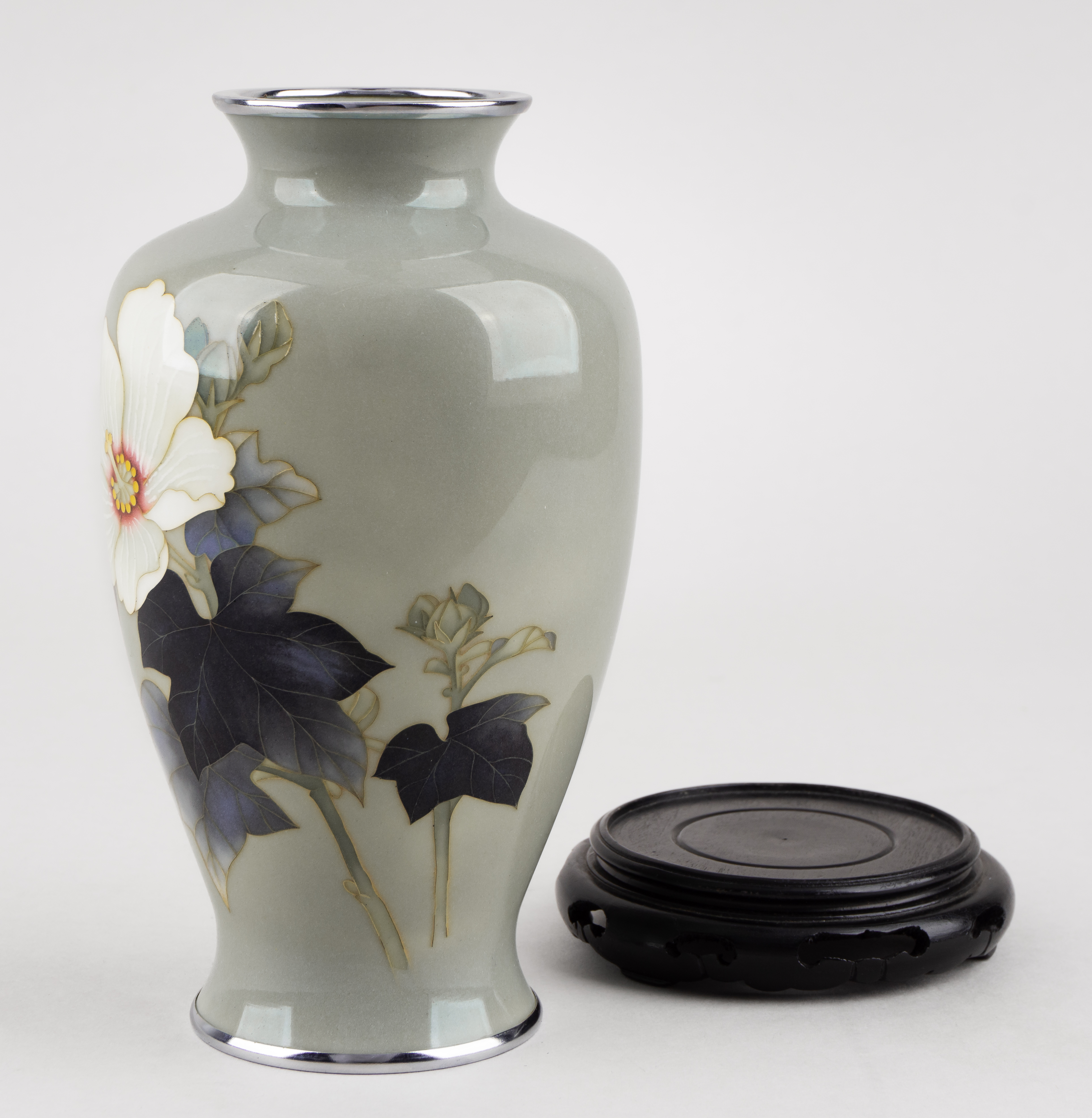 Ваза с изображением цветка гибискуса. 
Япония, мастерская Андо Сиппо, эпоха Мэйдзи,  годы.