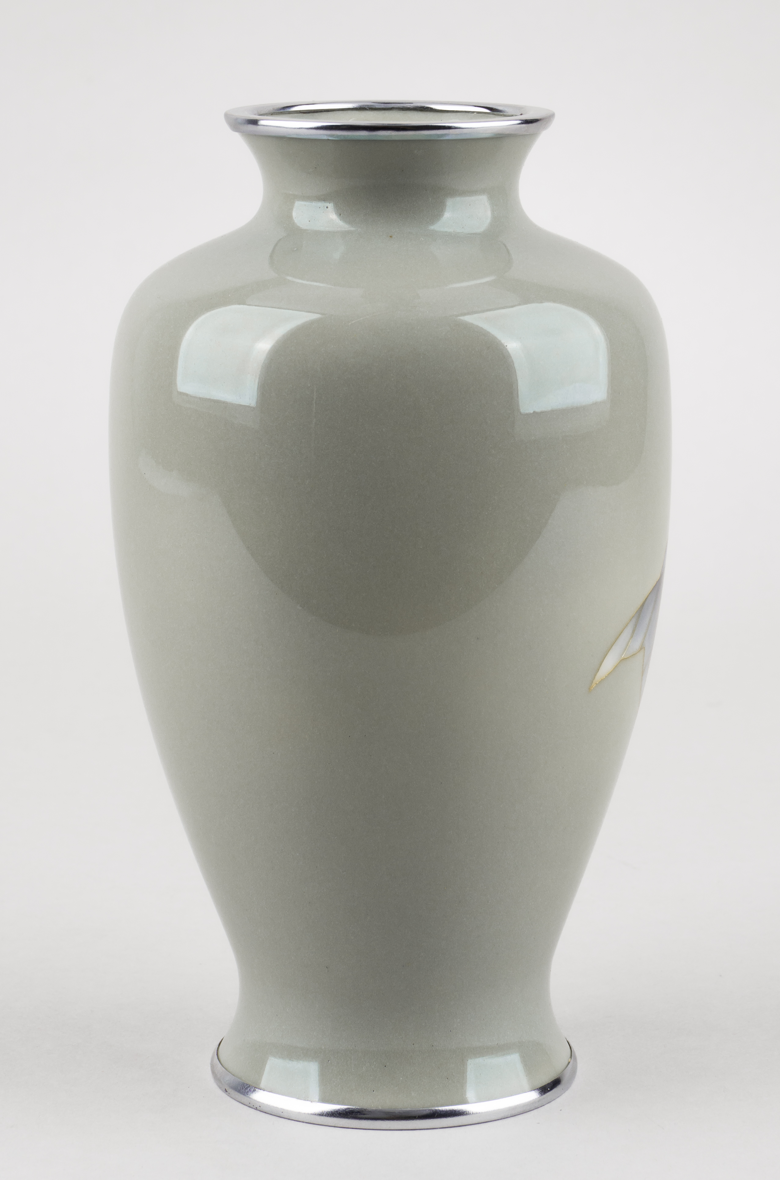 Ваза с изображением цветка гибискуса. 
Япония, мастерская Андо Сиппо, эпоха Мэйдзи,  годы.