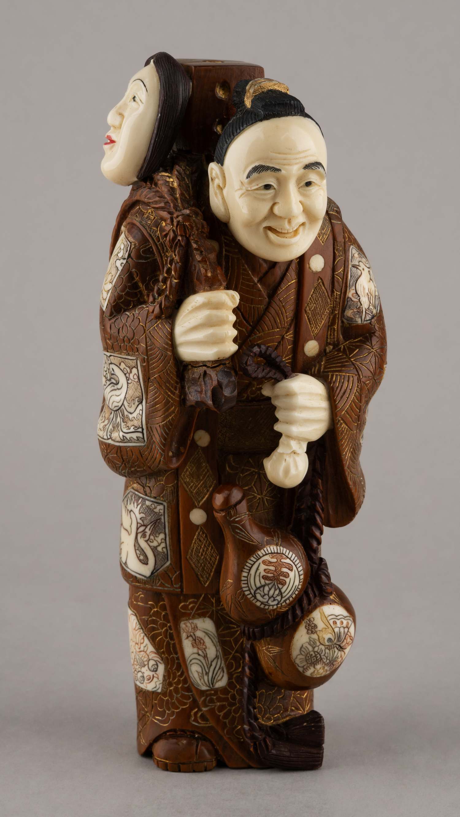 Окимоно в образе улыбающегося старца с маской.
Япония, начало XX века (конец эпохи Мэйдзи).