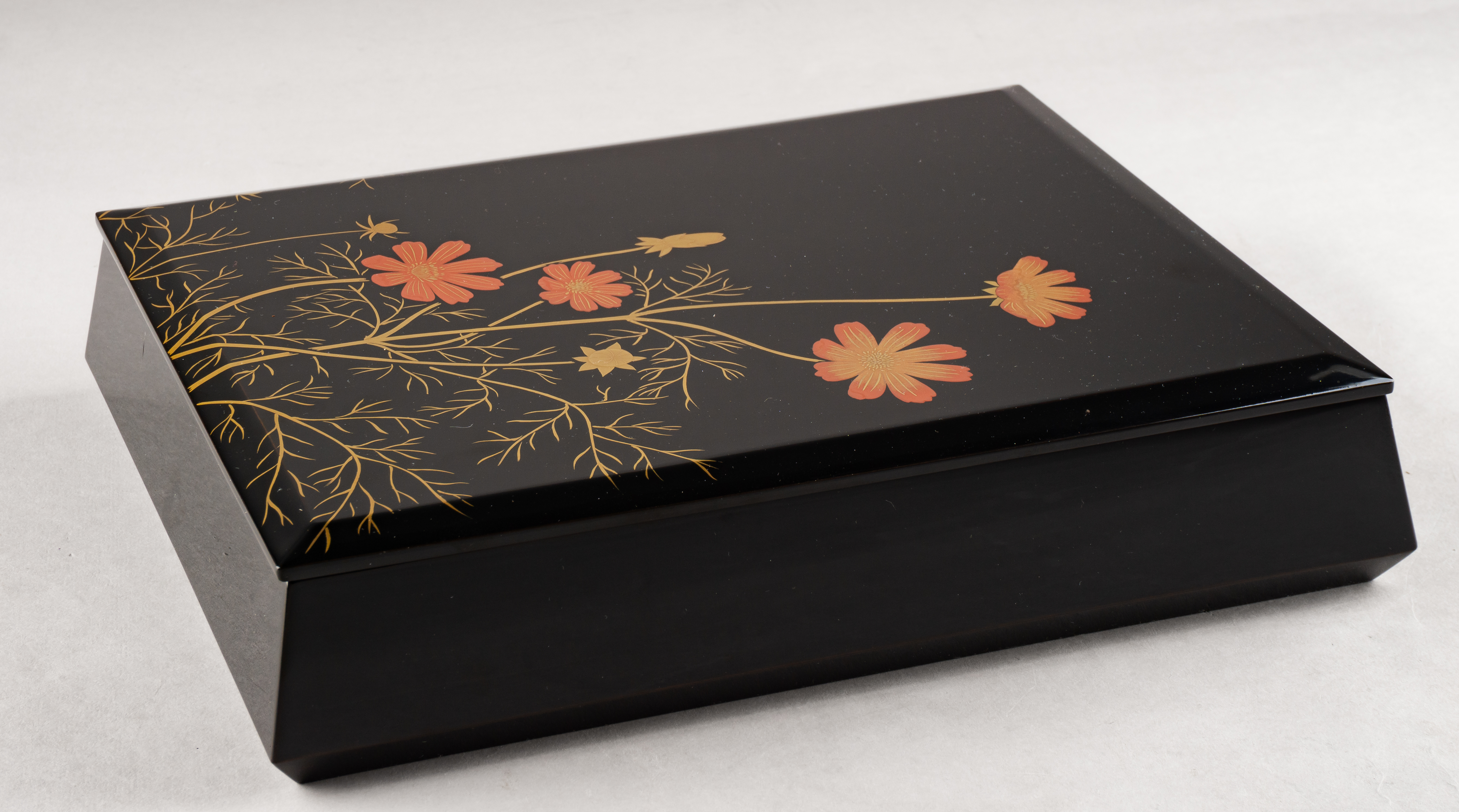 (Японский лак) изображением трав и цветов. В оригинальной коробке с сертификатом мастера. 
Япония, префектура Исикава, г. Вадзима, период Сёва, мастер Косики Уминацуко, 1960-е годы.