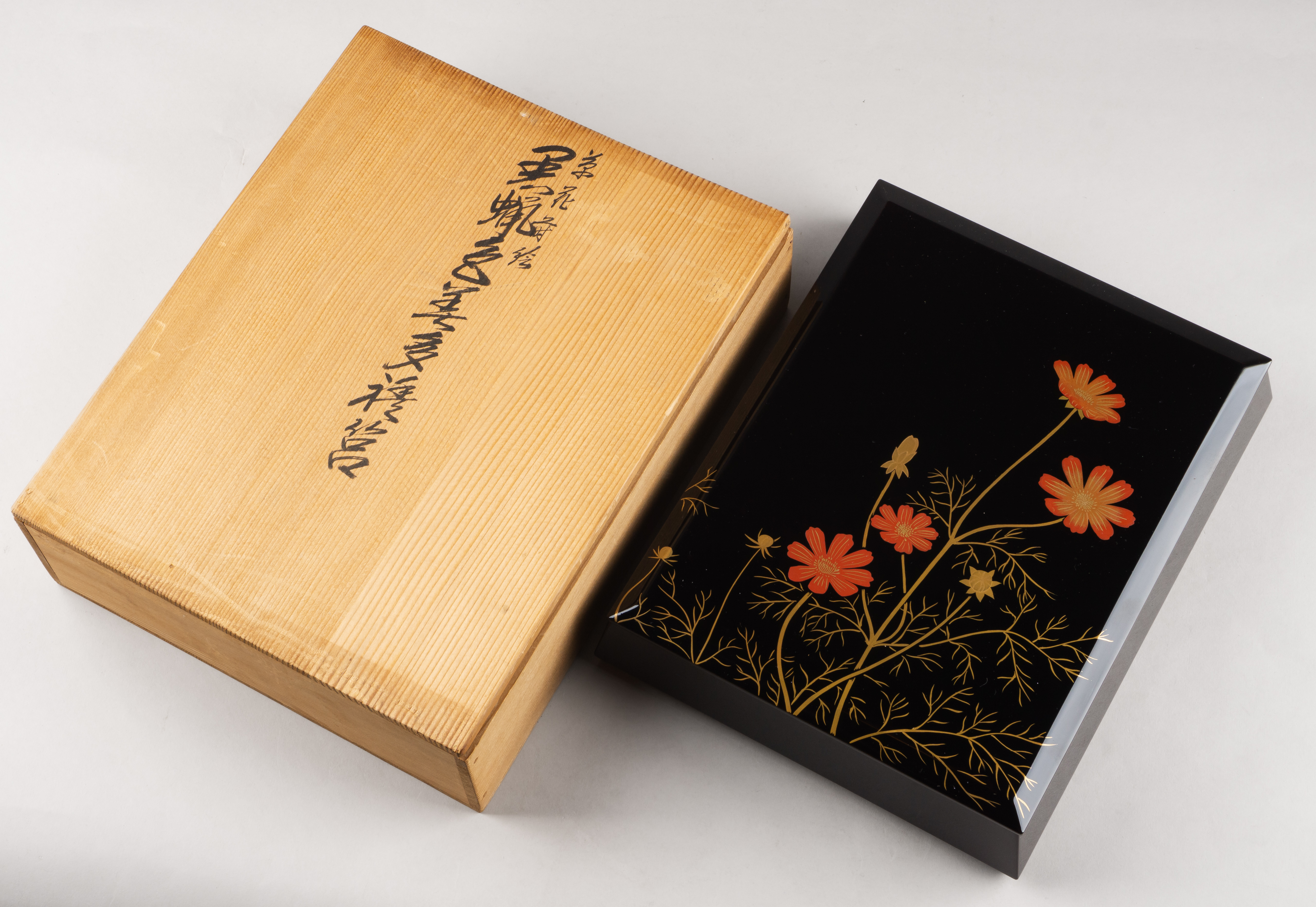 (Японский лак) изображением трав и цветов. В оригинальной коробке с сертификатом мастера. 
Япония, префектура Исикава, г. Вадзима, период Сёва, мастер Косики Уминацуко, 1960-е годы.