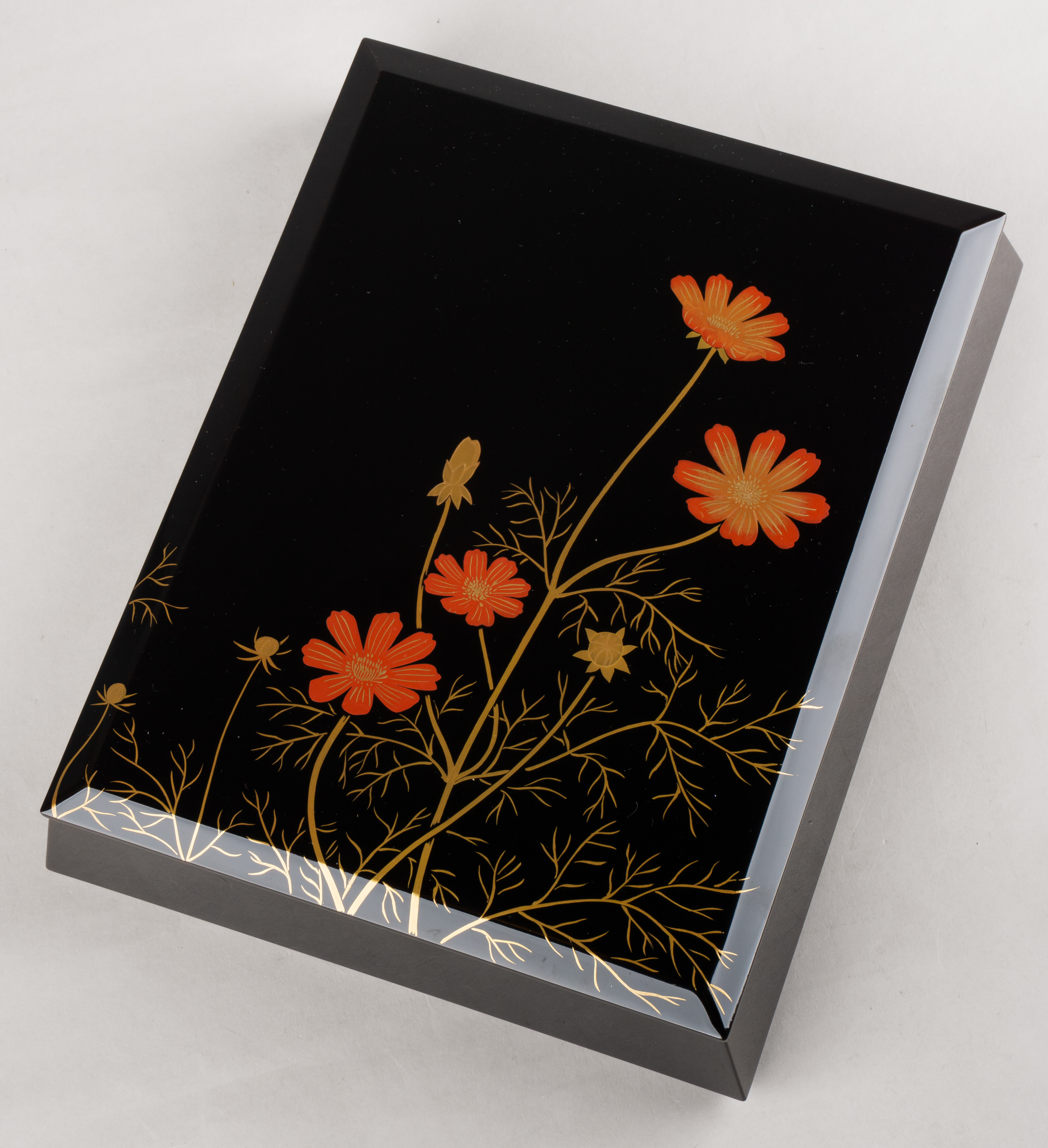 (Японский лак) изображением трав и цветов. В оригинальной коробке с сертификатом мастера. 
Япония, префектура Исикава, г. Вадзима, период Сёва, мастер Косики Уминацуко, 1960-е годы.