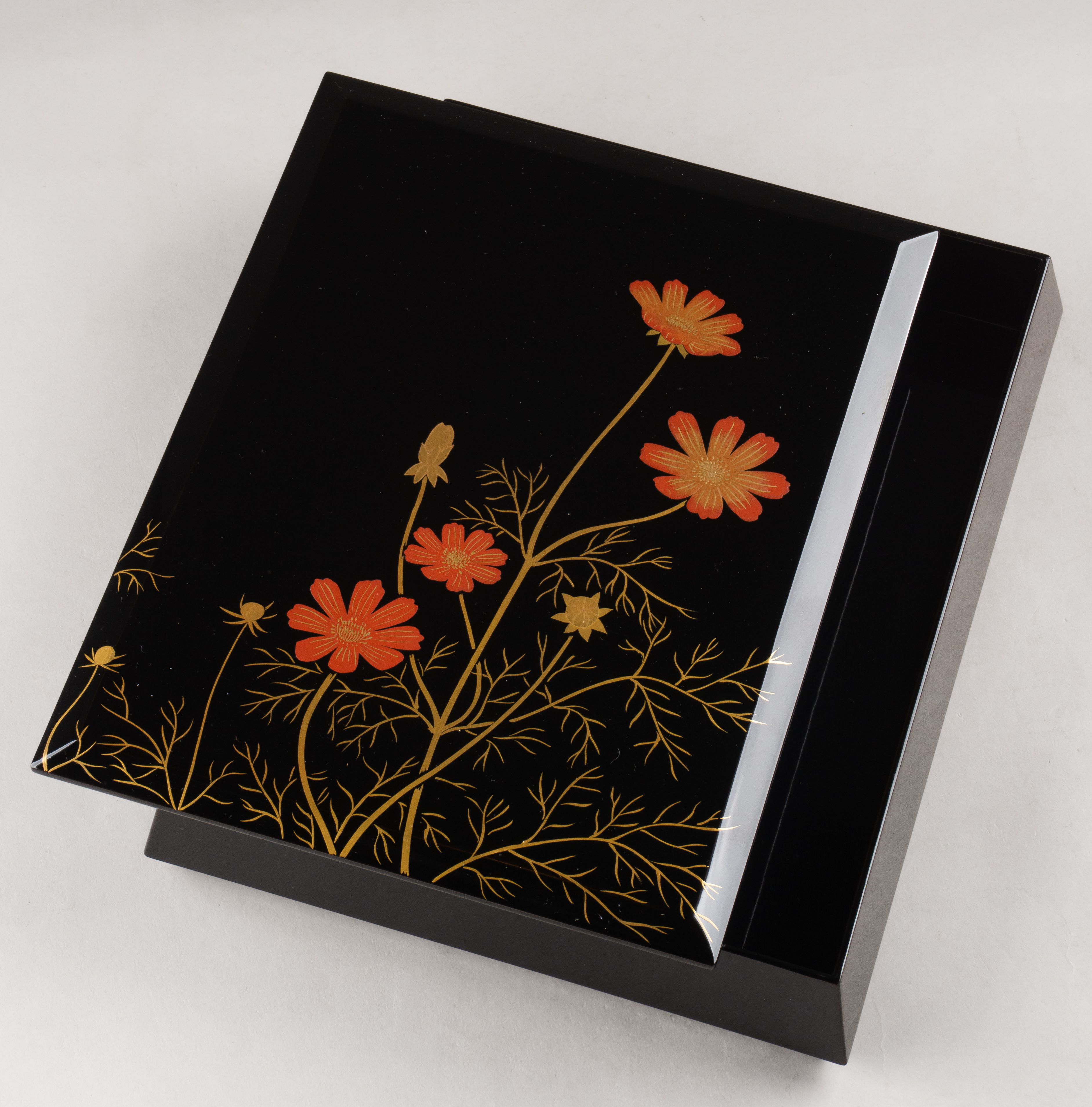 (Японский лак) изображением трав и цветов. В оригинальной коробке с сертификатом мастера. 
Япония, префектура Исикава, г. Вадзима, период Сёва, мастер Косики Уминацуко, 1960-е годы.