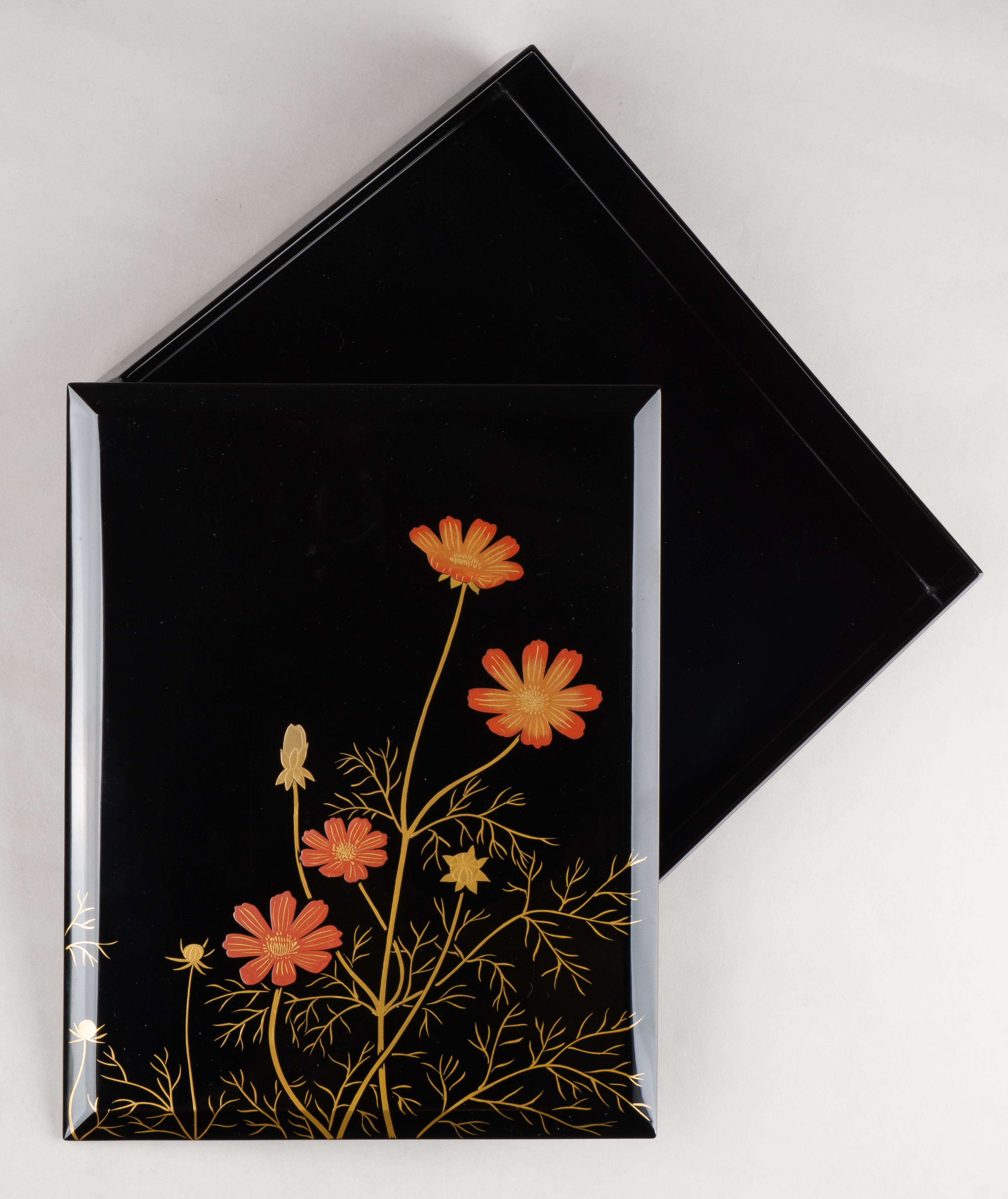 (Японский лак) изображением трав и цветов. В оригинальной коробке с сертификатом мастера. 
Япония, префектура Исикава, г. Вадзима, период Сёва, мастер Косики Уминацуко, 1960-е годы.