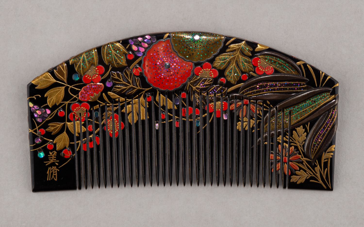 Гребень в традиционной технике раден и кин-макиэ. В оригинальном футляре. 
Япония, XX век.