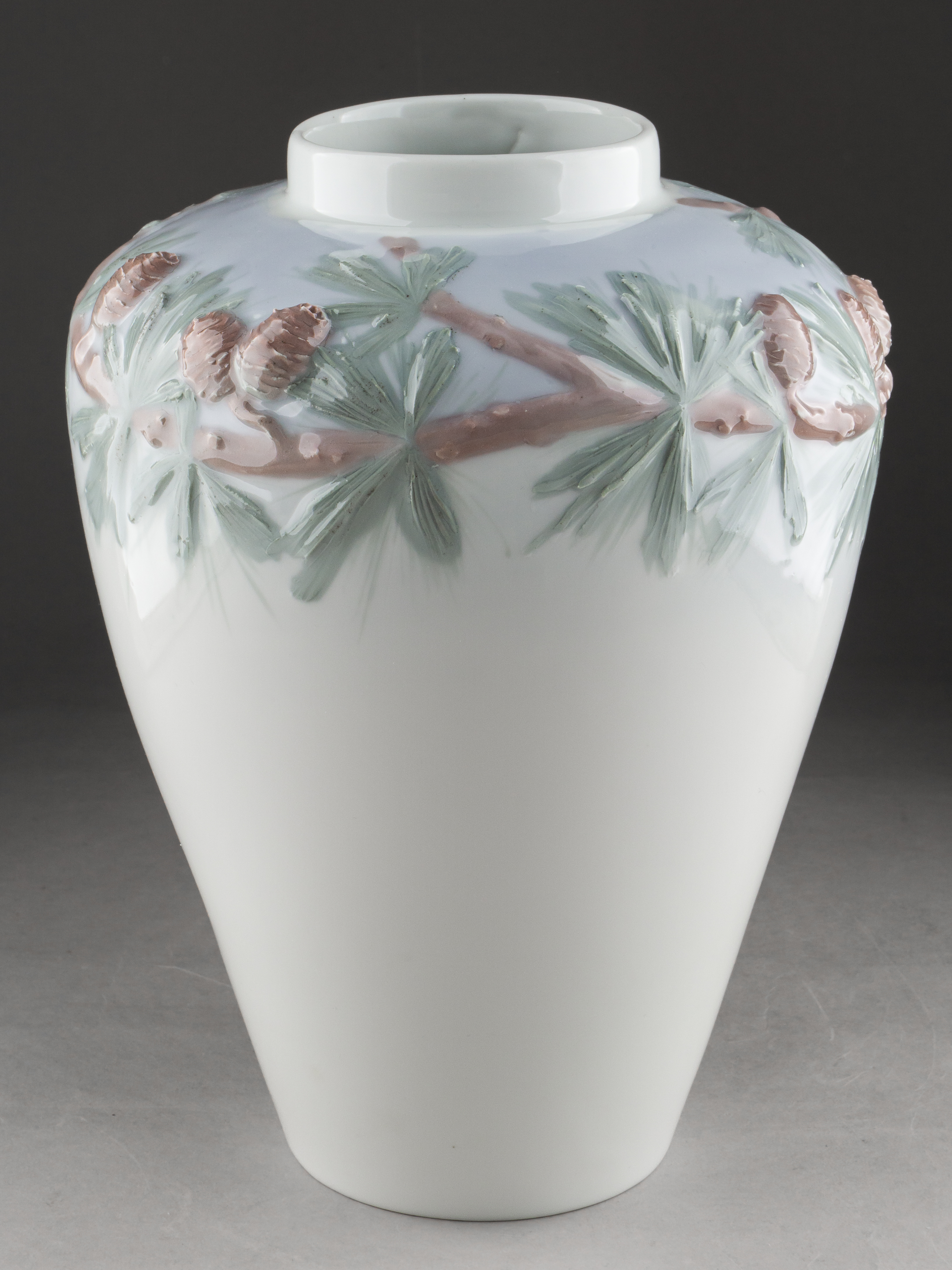 (Рестранд) Ваза с росписью в виде веточек лиственницы с шишками.
Швеция, Rörstrand, художник Karl Lindström, 1900-1902 годы.