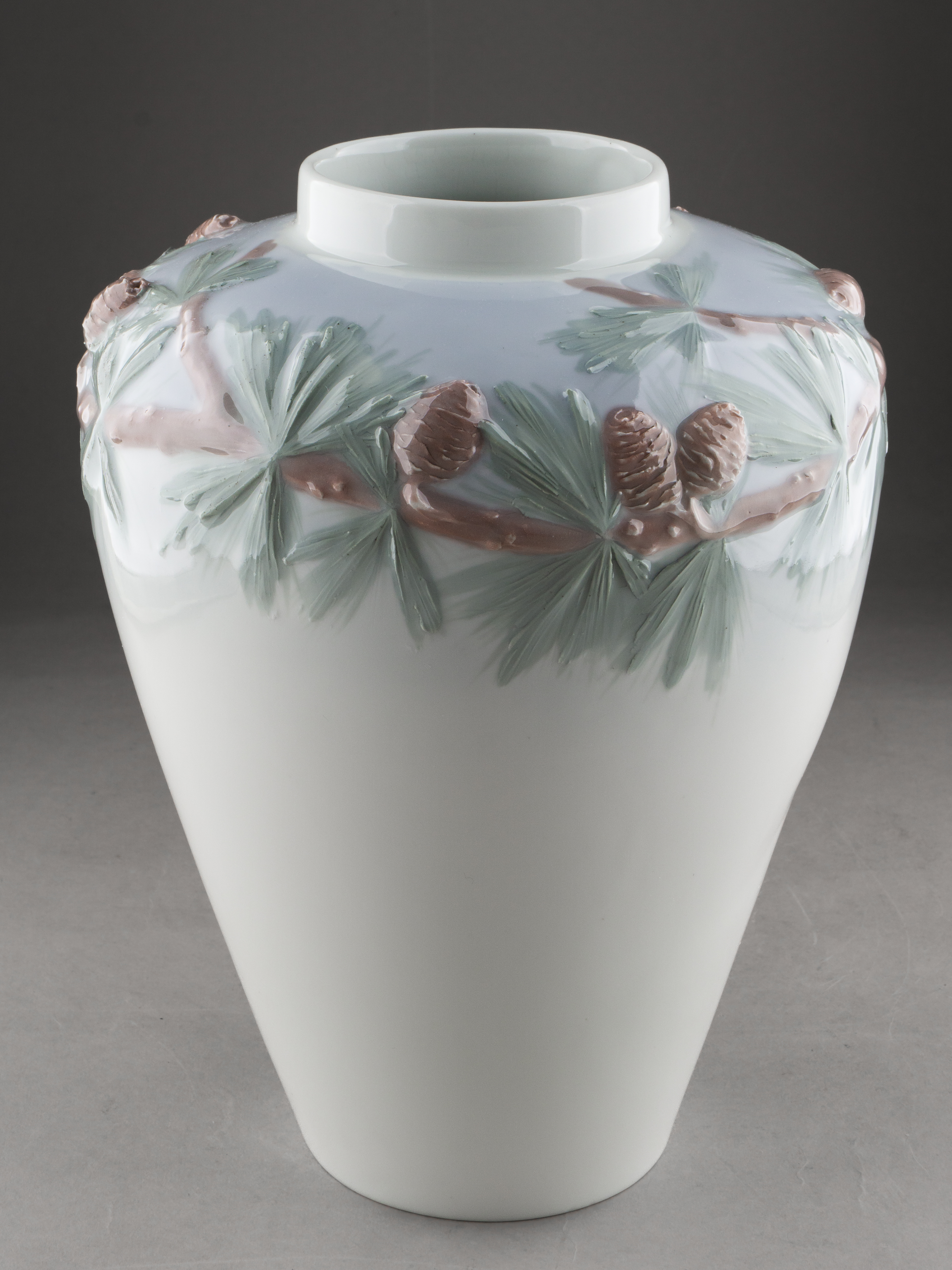 (Рестранд) Ваза с росписью в виде веточек лиственницы с шишками.
Швеция, Rörstrand, художник Karl Lindström, 1900-1902 годы.
