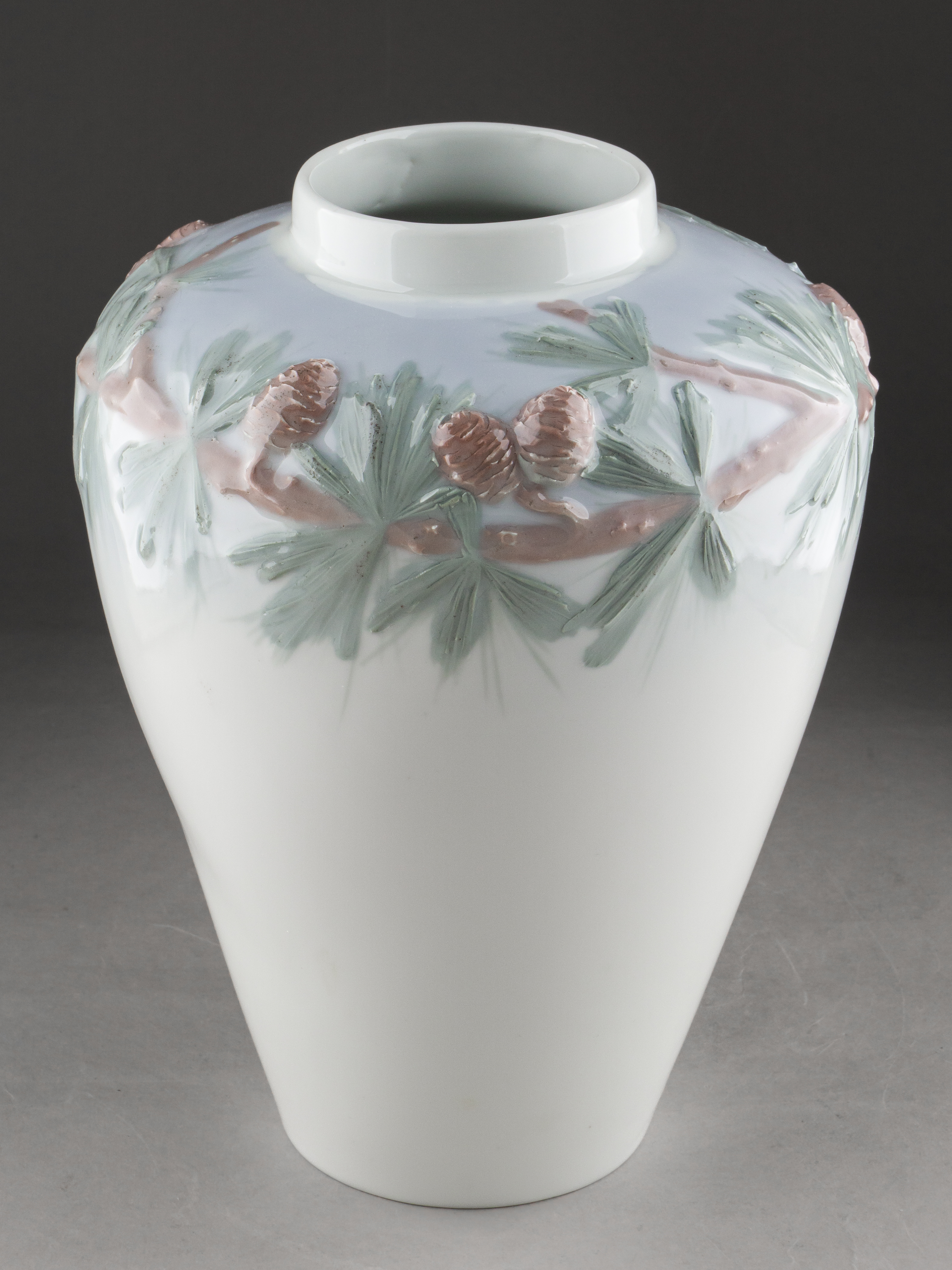 (Рестранд) Ваза с росписью в виде веточек лиственницы с шишками.
Швеция, Rörstrand, художник Karl Lindström, 1900-1902 годы.