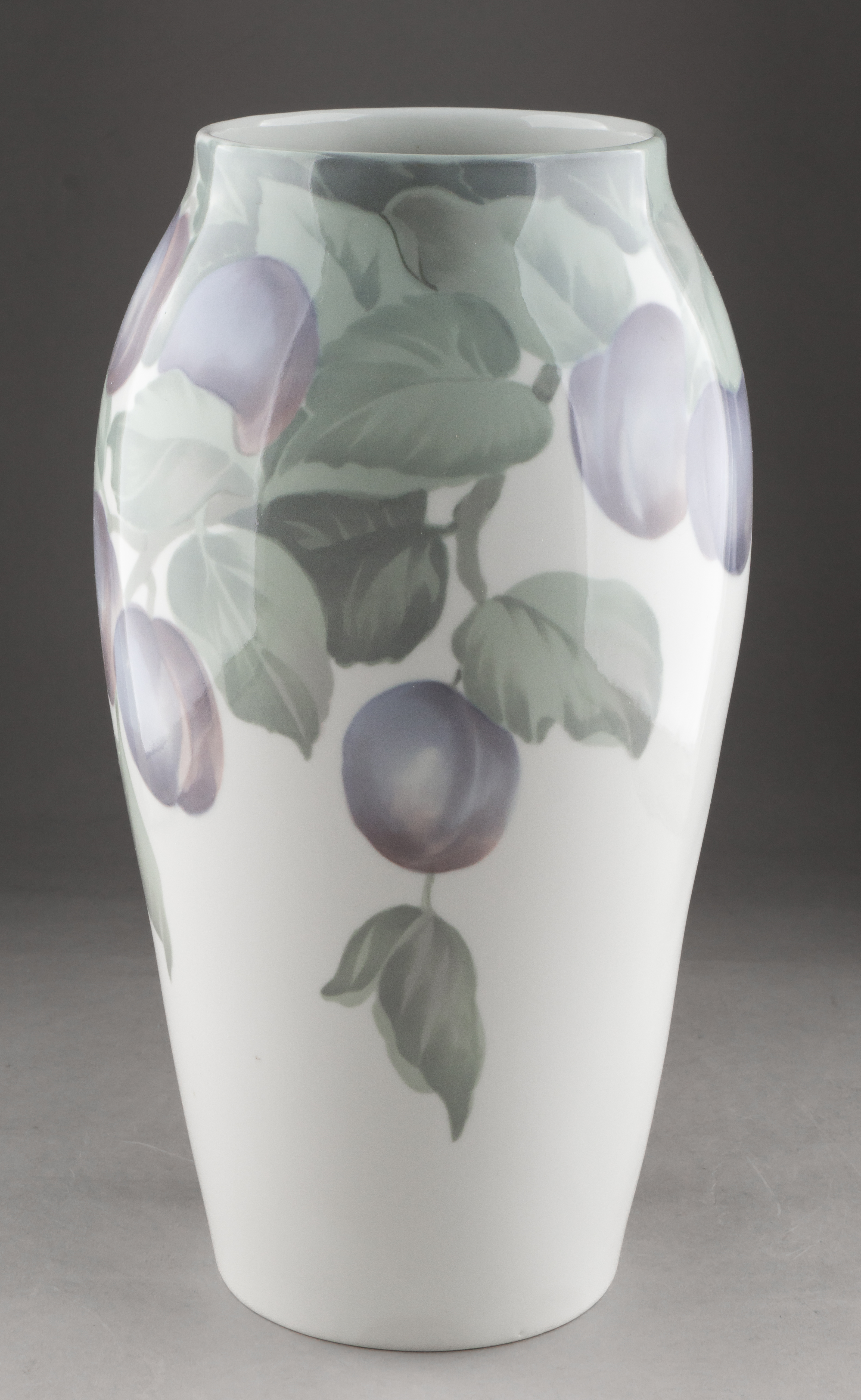 (Рестранд) Ваза с росписью в виде веточек сливы с плодами
Швеция, Rörstrand, художник Nils Lundström, 1902-1908 годы.