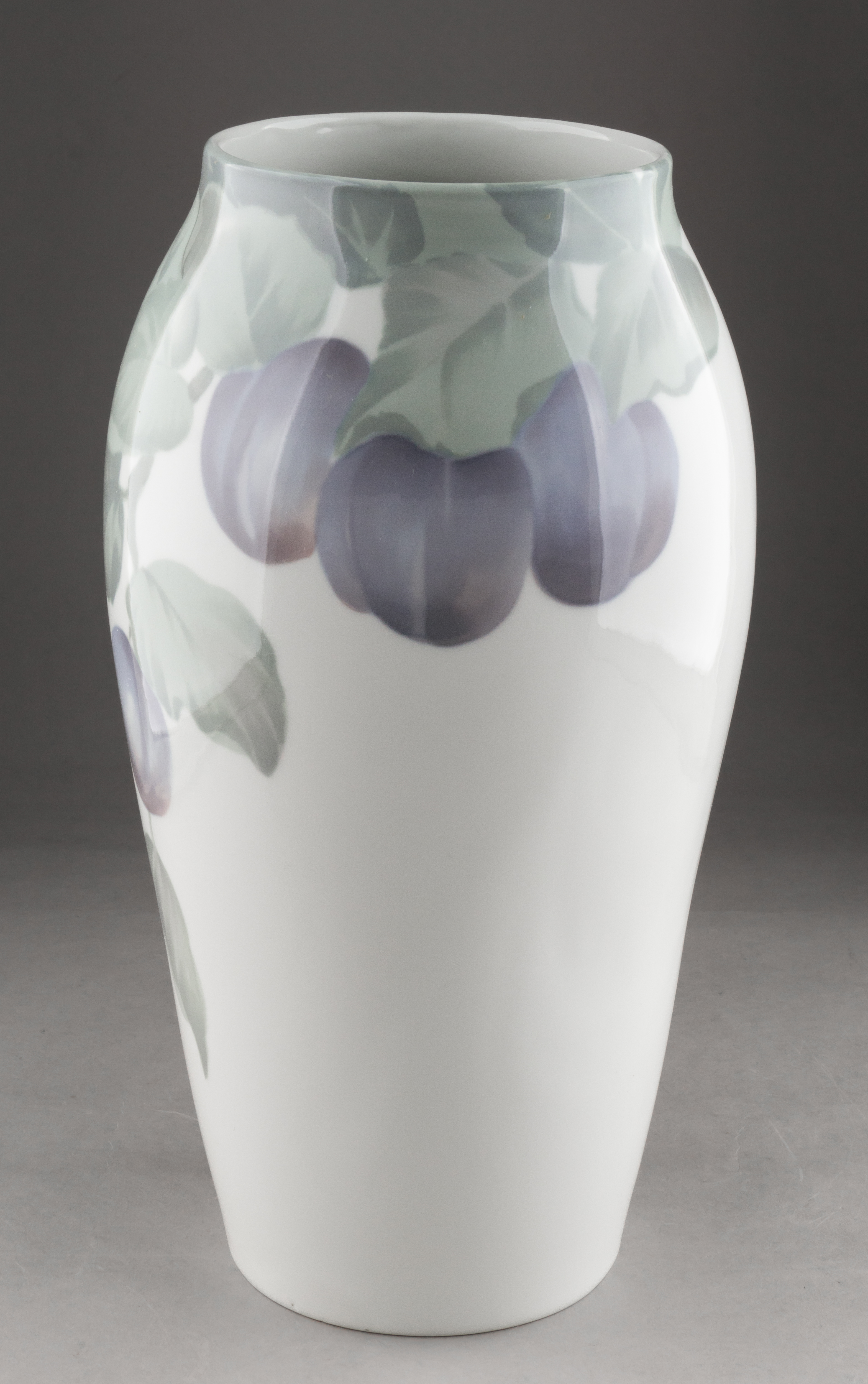 (Рестранд) Ваза с росписью в виде веточек сливы с плодами
Швеция, Rörstrand, художник Nils Lundström, 1902-1908 годы.