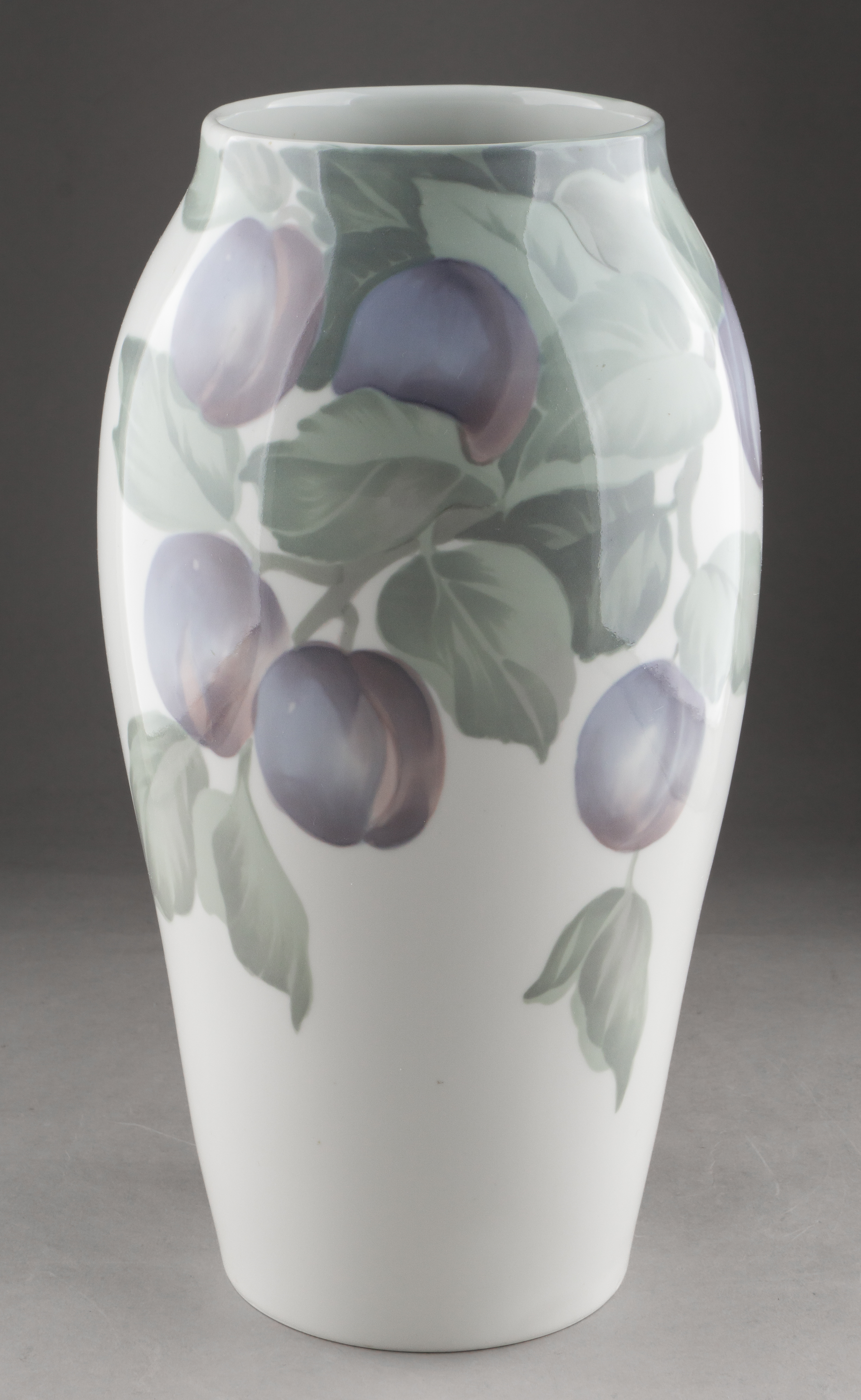 (Рестранд) Ваза с росписью в виде веточек сливы с плодами
Швеция, Rörstrand, художник Nils Lundström, 1902-1908 годы.