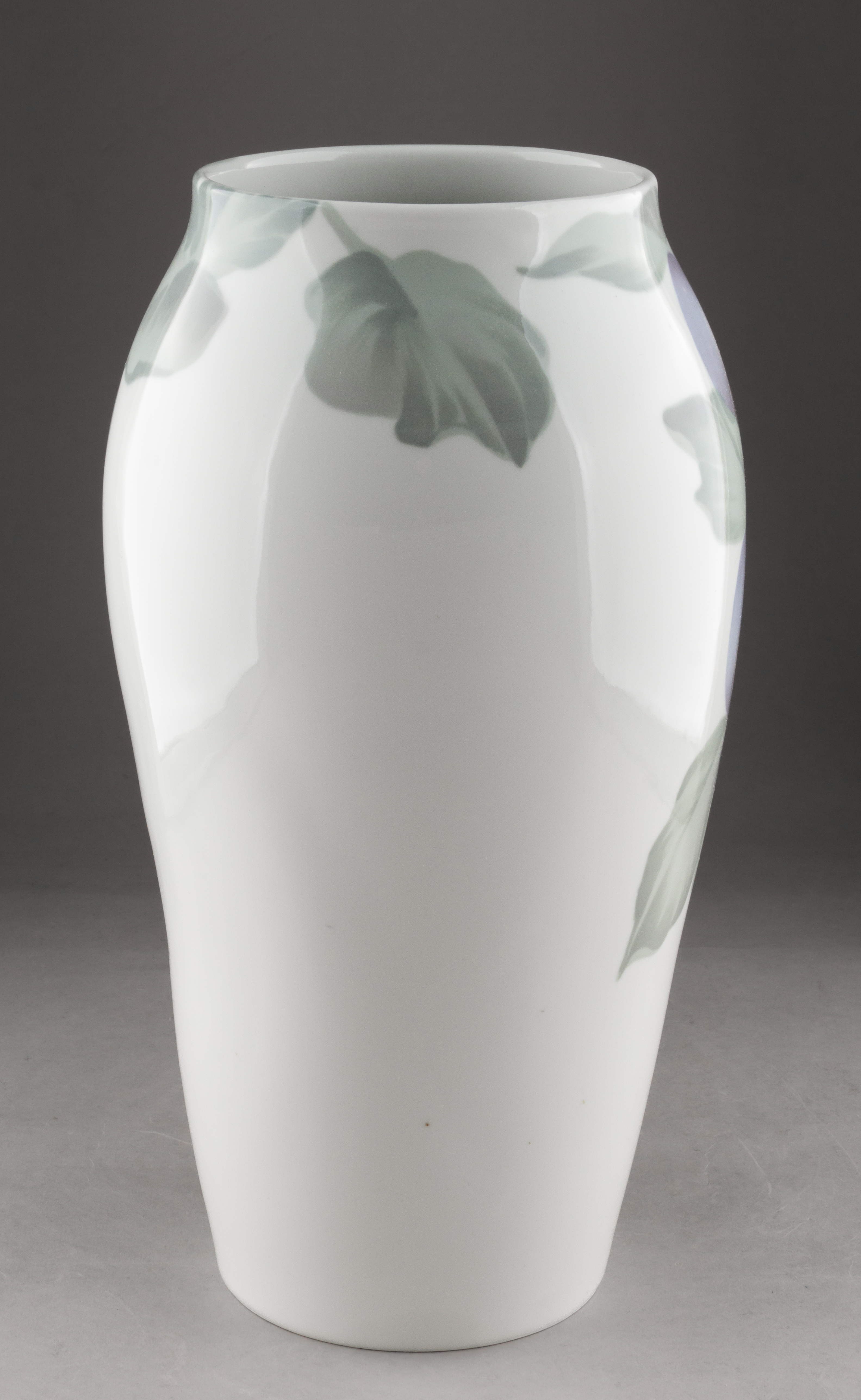 (Рестранд) Ваза с росписью в виде веточек сливы с плодами
Швеция, Rörstrand, художник Nils Lundström, 1902-1908 годы.