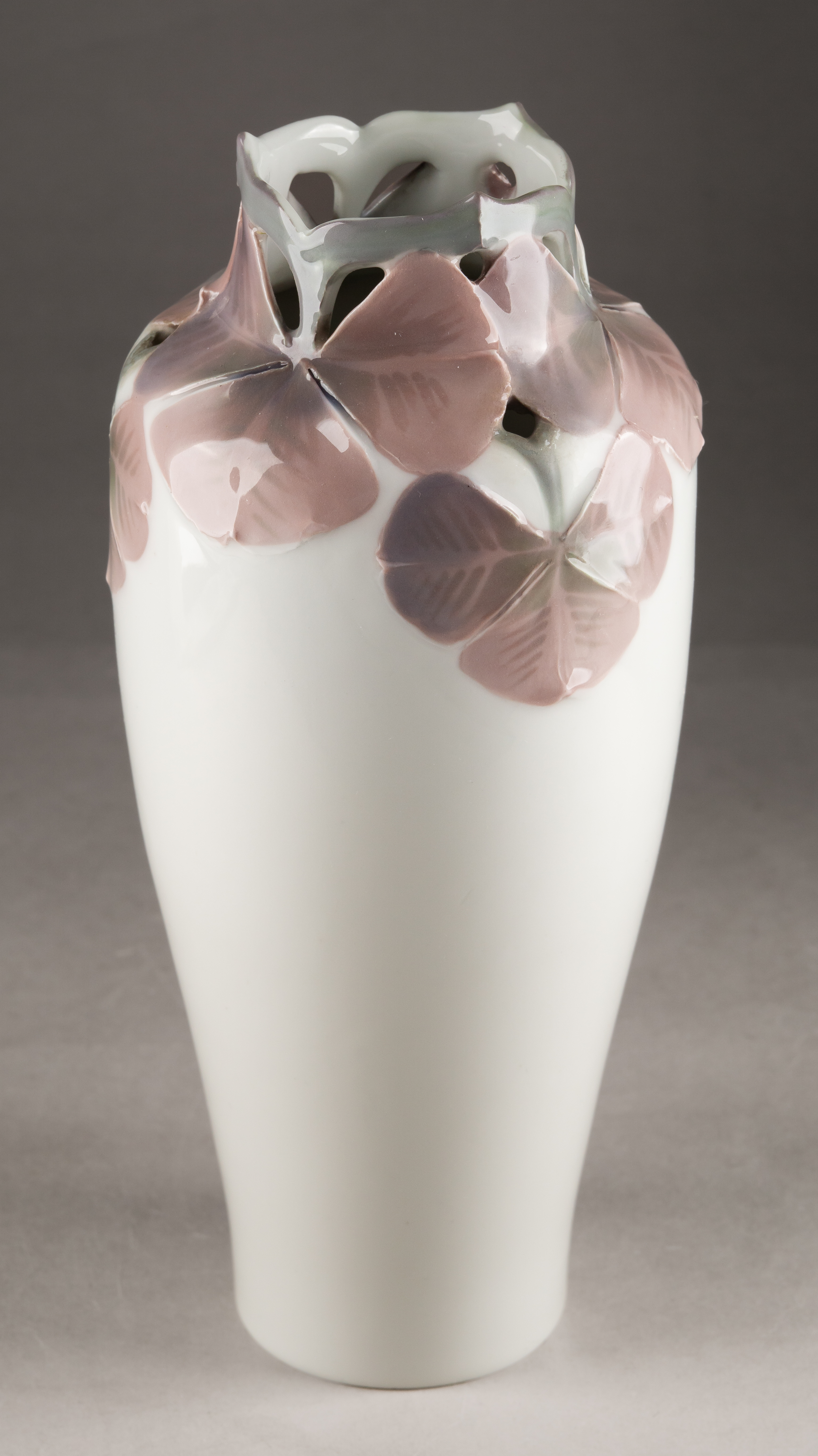 (Рестранд) Ваза с росписью в виде листьев кислицы.
Швеция, Rörstrand, Ruben Rising, 1903-1906 годы.