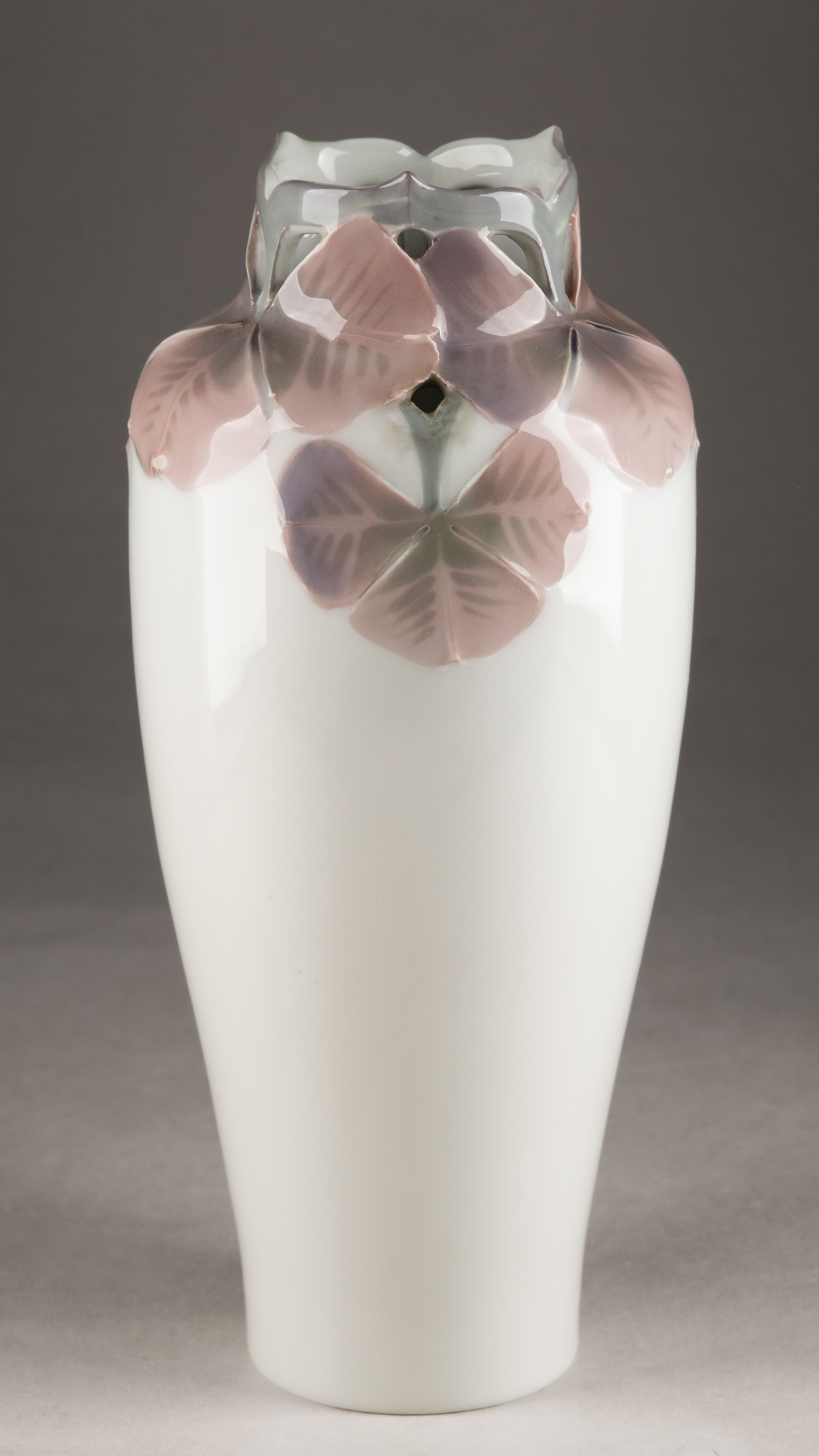 (Рестранд) Ваза с росписью в виде листьев кислицы.
Швеция, Rörstrand, Ruben Rising, 1903-1906 годы.