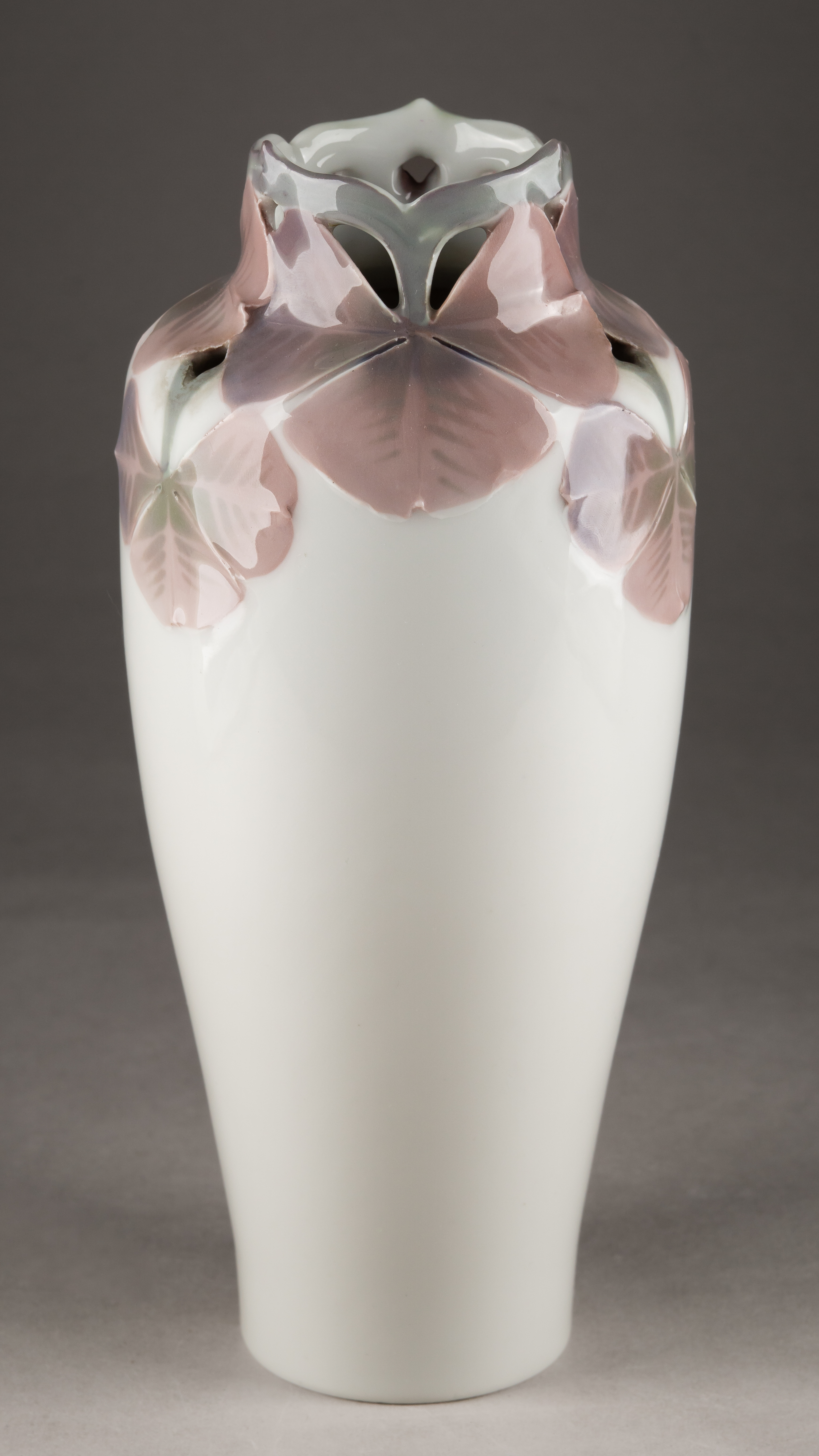 (Рестранд) Ваза с росписью в виде листьев кислицы.
Швеция, Rörstrand, Ruben Rising, 1903-1906 годы.