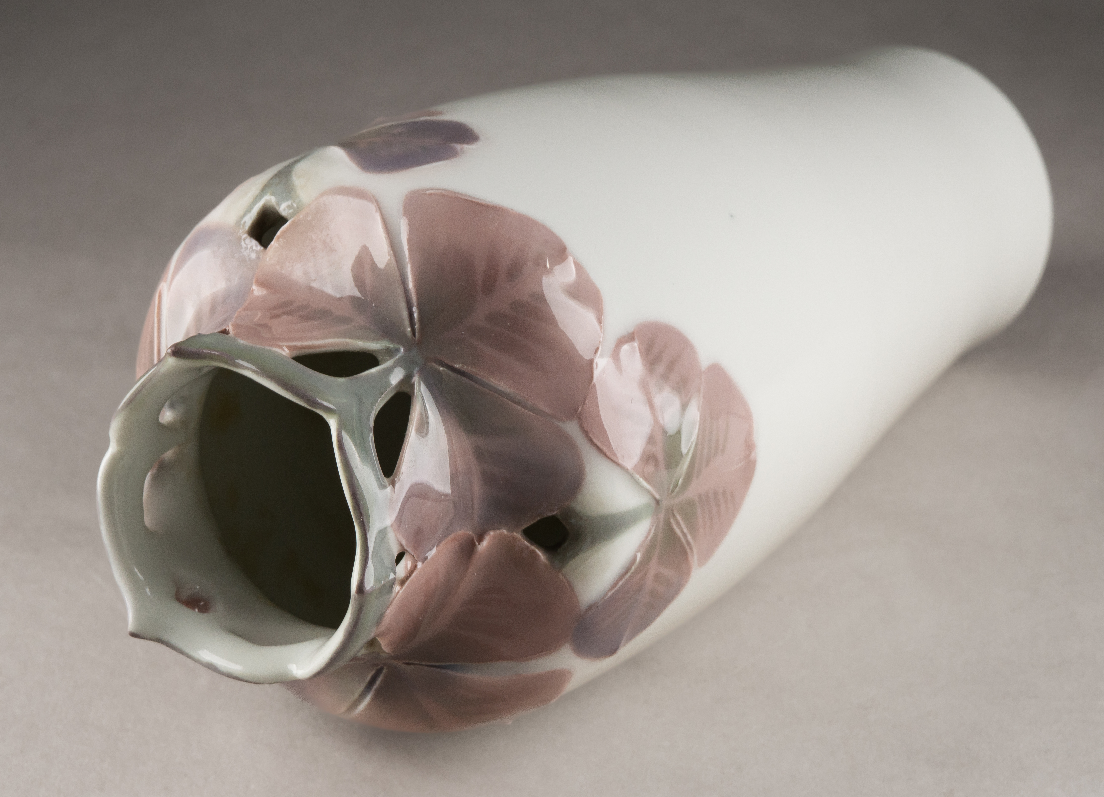 (Рестранд) Ваза с росписью в виде листьев кислицы.
Швеция, Rörstrand, Ruben Rising, 1903-1906 годы.