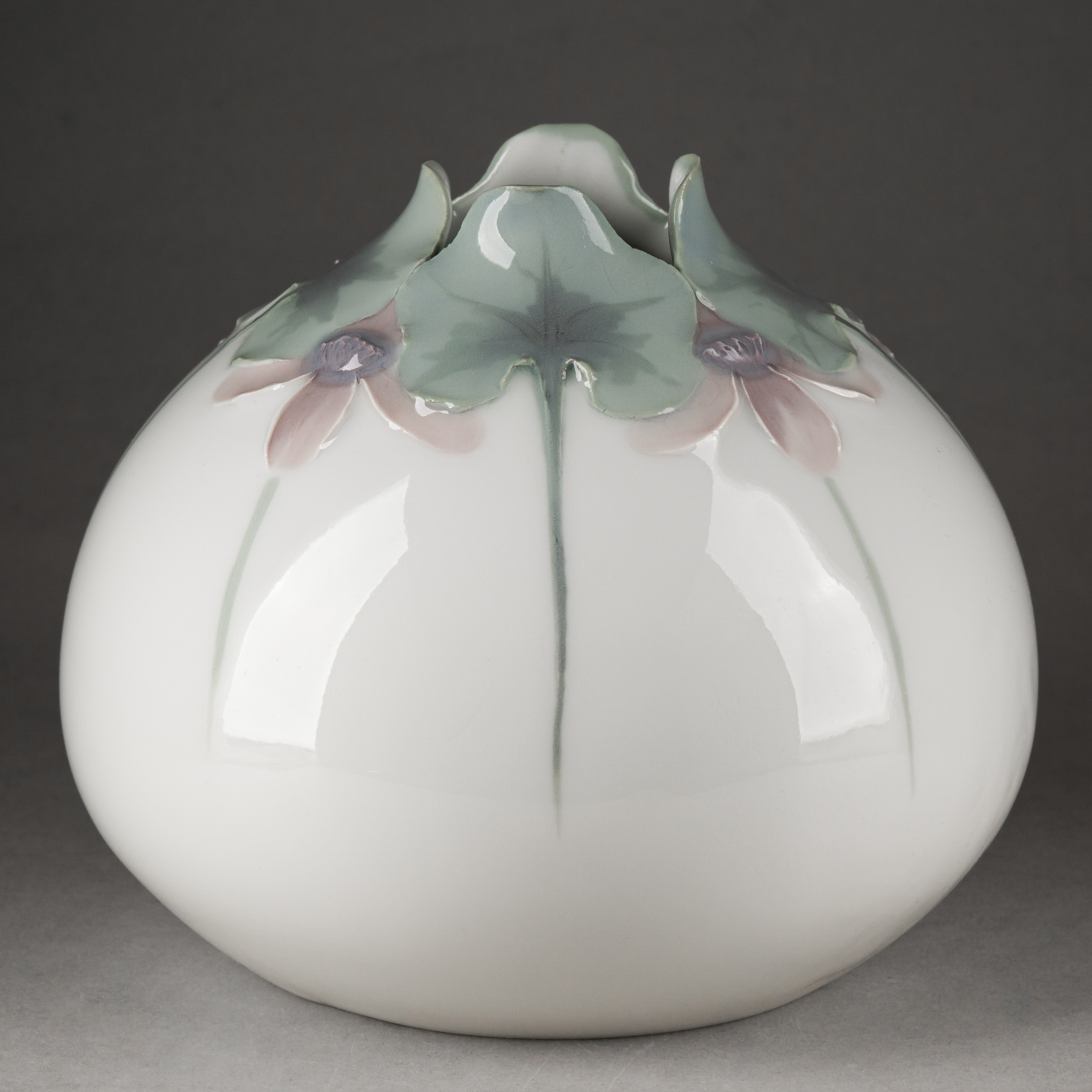 (Рестранд) Ваза с росписью в виде цветов и листьев цикламена.
Швеция, Rörstrand, художник и формовщик Mela Anderberg, 1899-1900 годы.