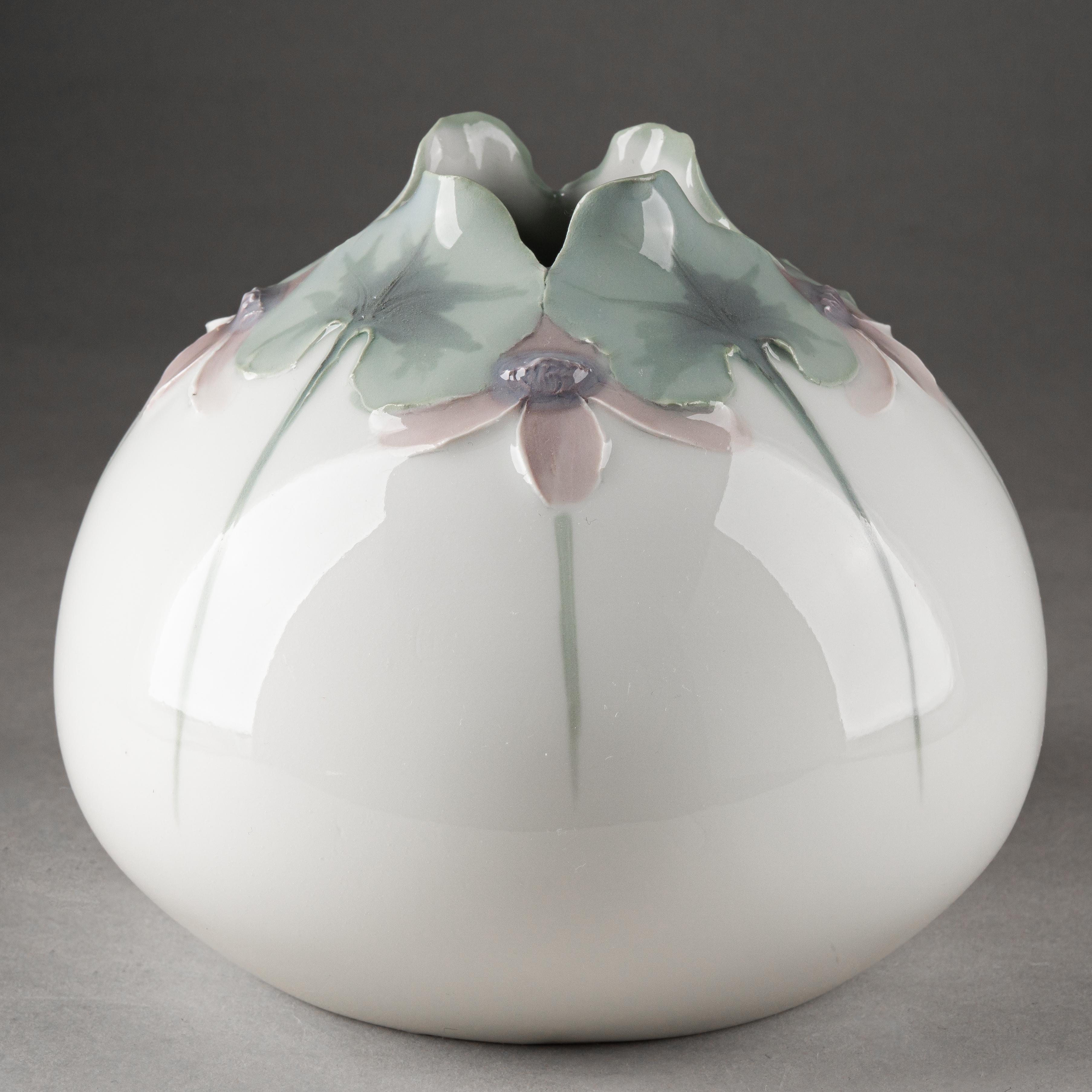 (Рестранд) Ваза с росписью в виде цветов и листьев цикламена.
Швеция, Rörstrand, художник и формовщик Mela Anderberg, 1899-1900 годы.