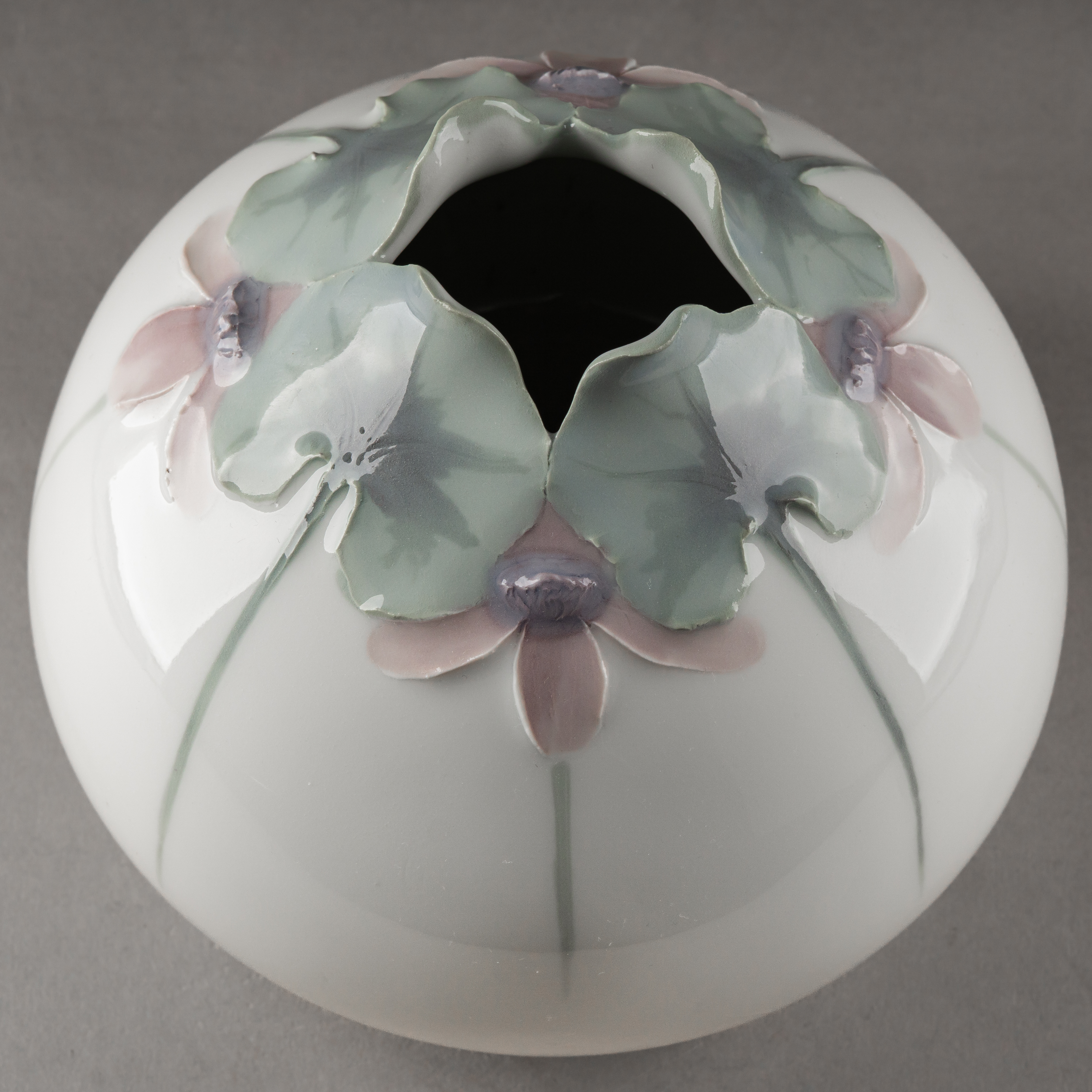 (Рестранд) Ваза с росписью в виде цветов и листьев цикламена.
Швеция, Rörstrand, художник и формовщик Mela Anderberg, 1899-1900 годы.