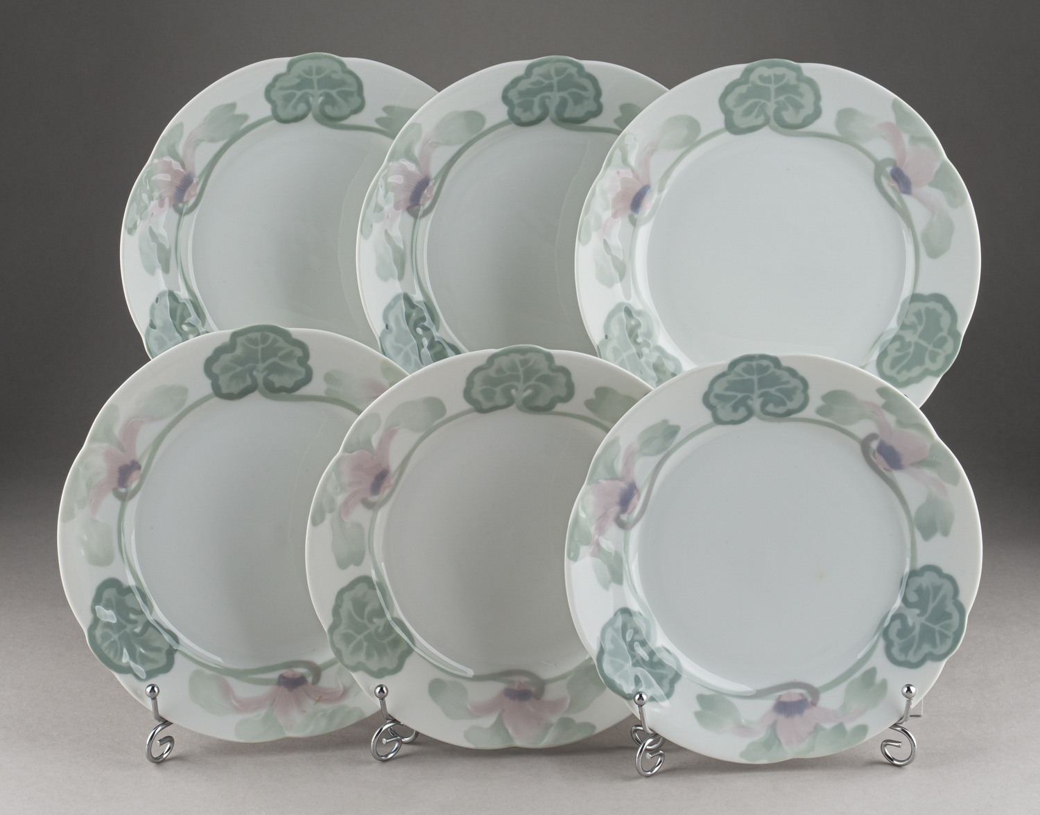 (Рестранд) Комплект из шести десертных тарелок с росписью в виде цветов и листьев цикламена.
Швеция, Rörstrand, 1905-1915 годы.