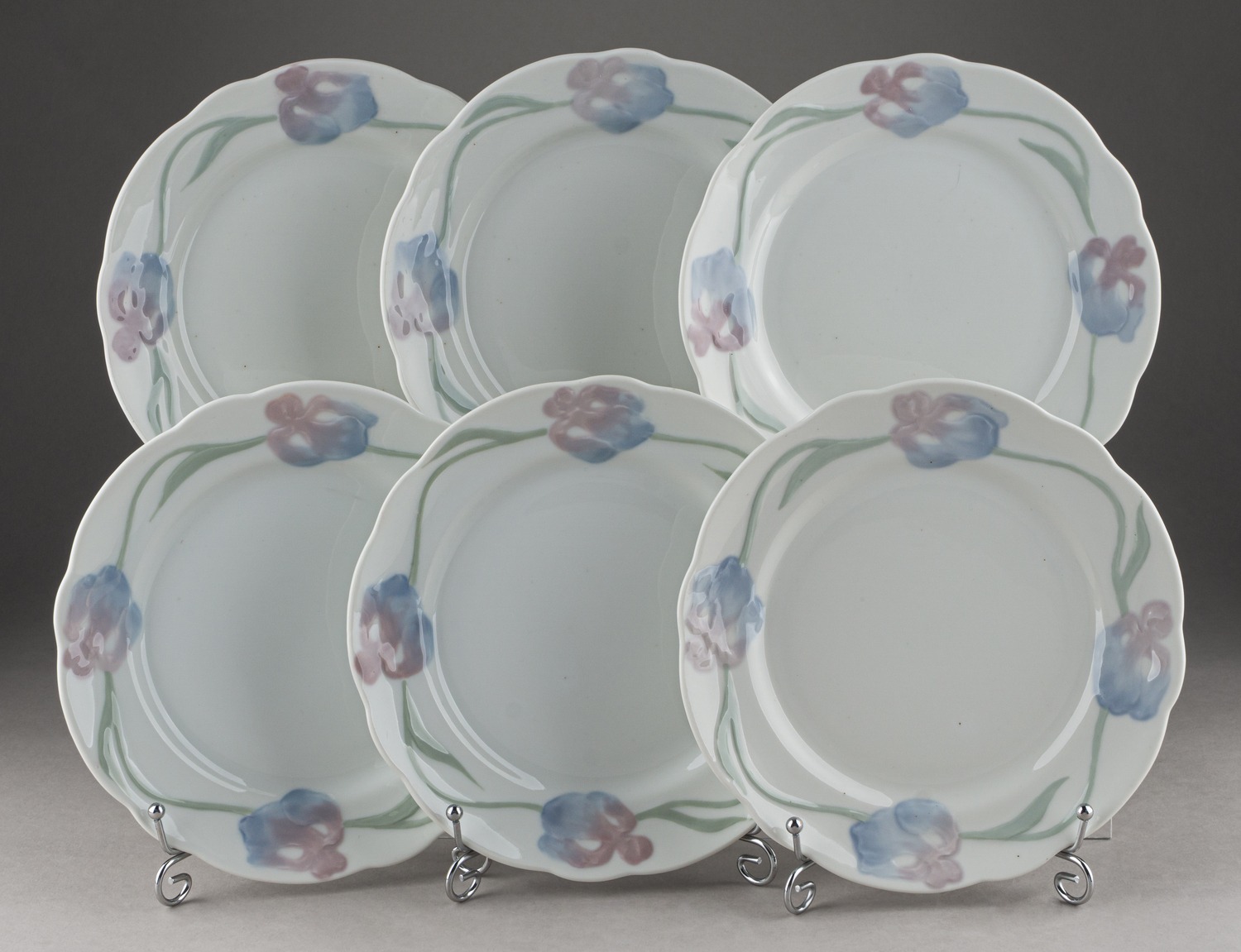 Комплект из шести десертных тарелок с росписью в виде цветов ириса.
Швеция, Rörstrand, 1905-1915 годы.