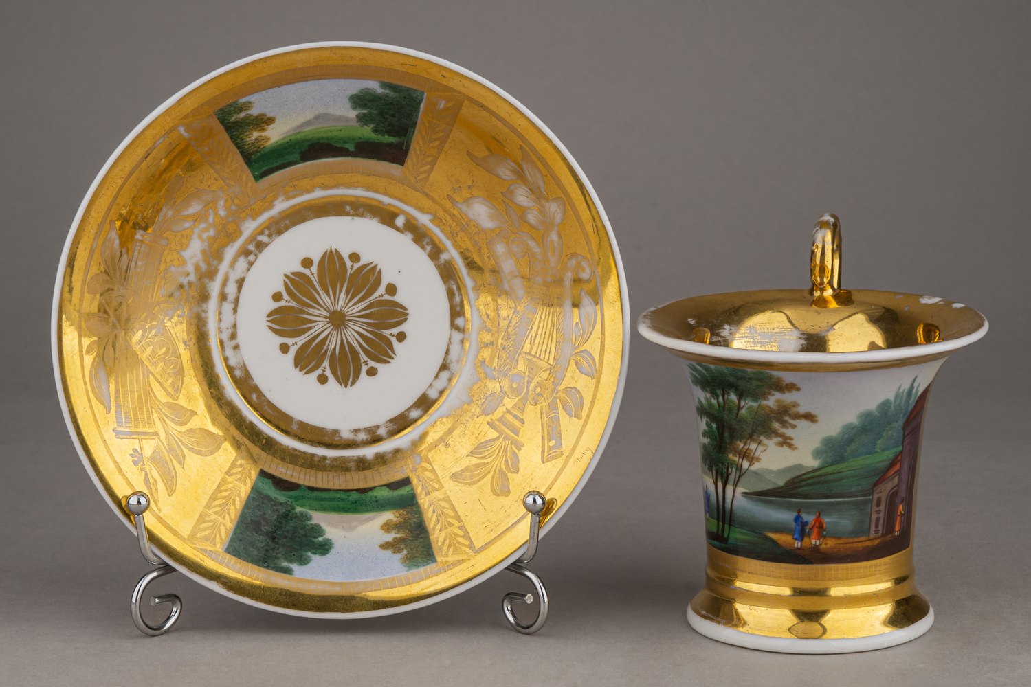 (Батенин. Ампир) Чашка с блюдцем с изображением романтического пейзажа.
Россия, Завод Батенина, 1814–1820 годы.