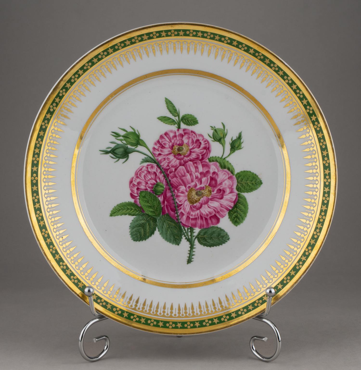 (Редкий сервиз императрицы Марии Федоровны из Елагиноостровского дворца). Тарелка с изображением цветов розы «Rosa officinalis, versicolor.» из сервиза супруги Павла Первого Марии Федоровны. Россия, Императорский фарфоровый завод, 1810-1820-е годы.