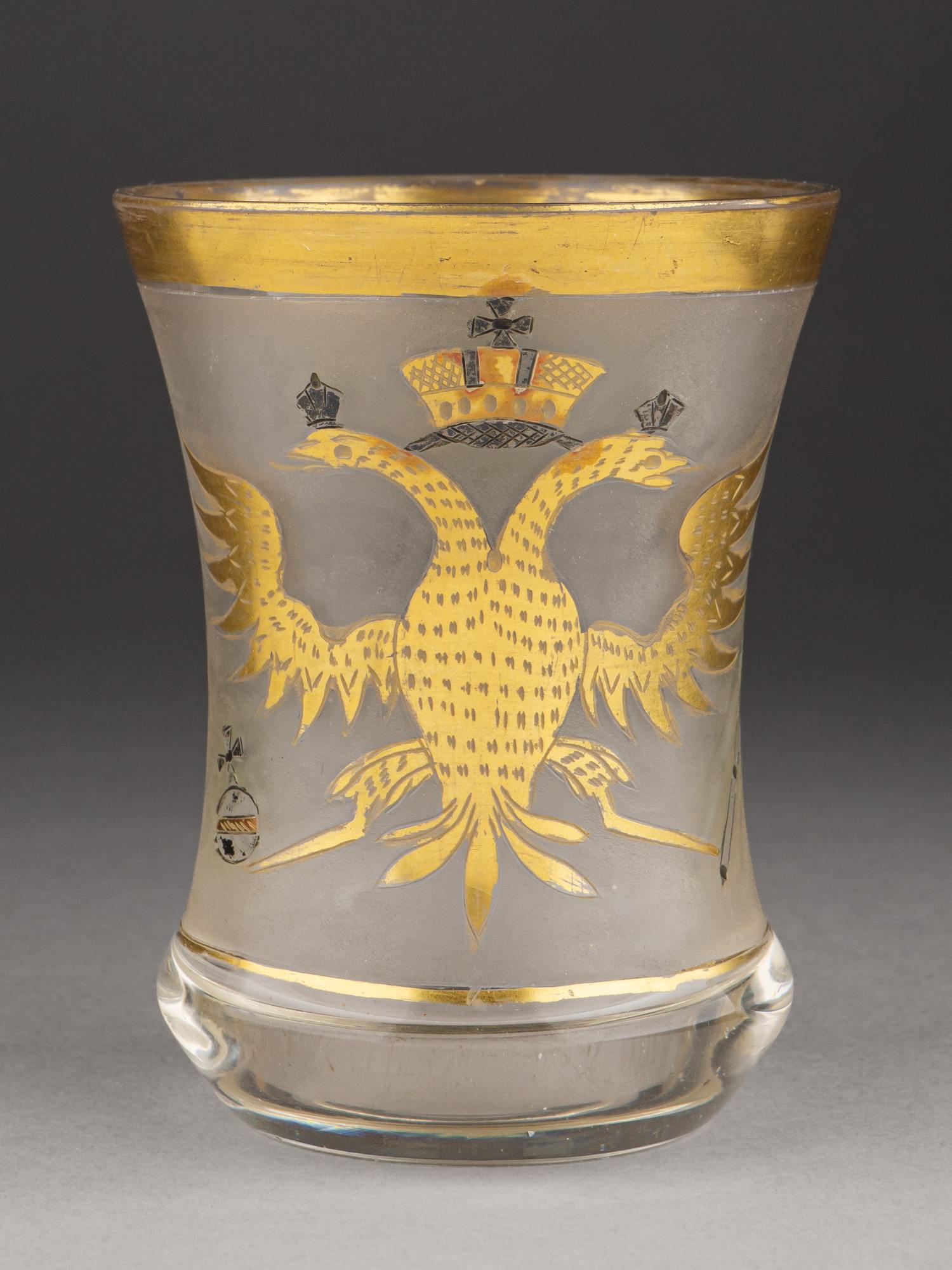 Стакан с изображением двуглавого орла со скипертом и державой.
Россия,  1840-е годы.
