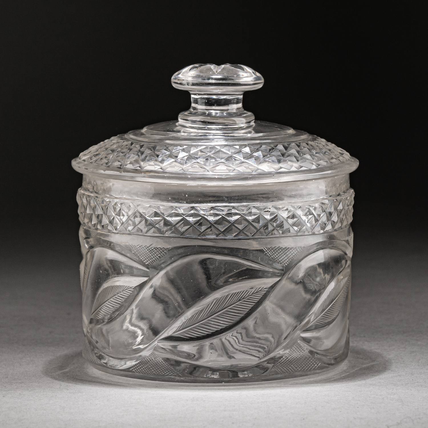 (Из фамильного сервиза Романовых) Вазочка с крышкой из «Гранного» сервиза. Россия, Санкт-Петербург, Императорский стеклянный завод, 1820-1840-е годы.