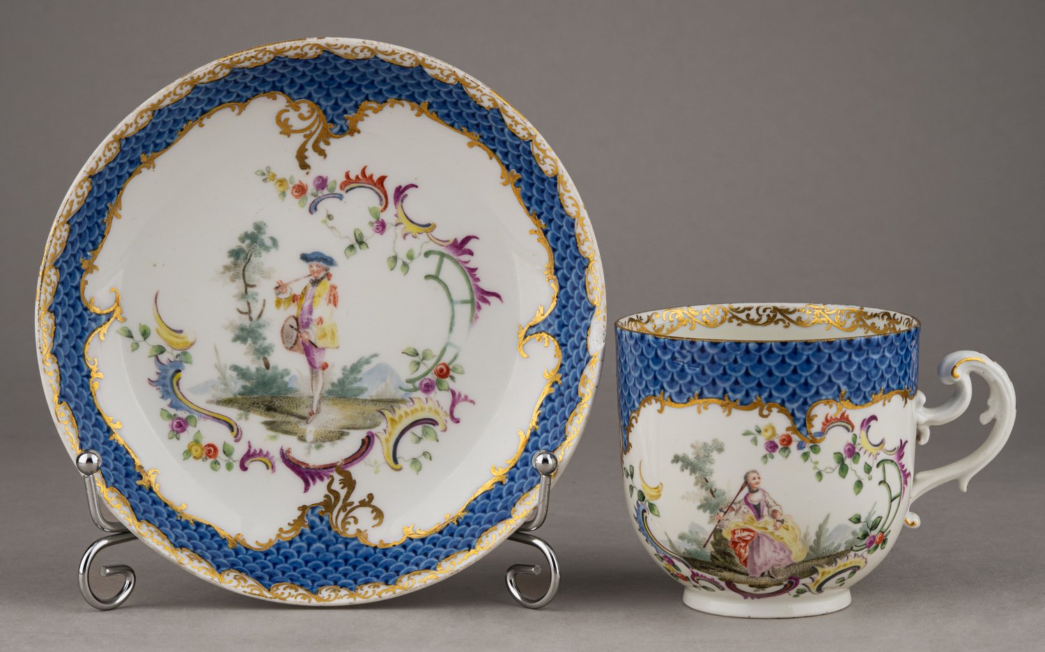 (Мейсен. 18 век) Чайно-кофейная пара из чайно-кофейного сервиза с пейзажами. Германия, Мейсеновская фарфоровая мануфактура, 1750-е годы.