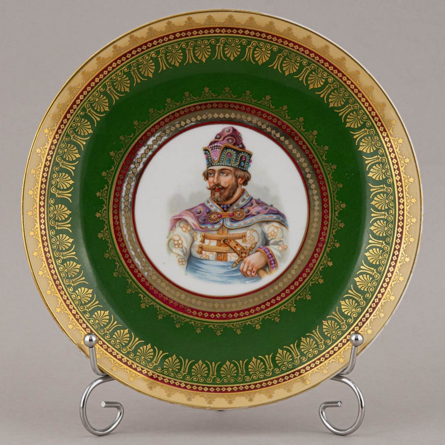 Тарелка с изображением князя  из сервиза «Бояре». Россия, Москва, завод товарищества М. С. Кузнецова, 1913-1917 год.
